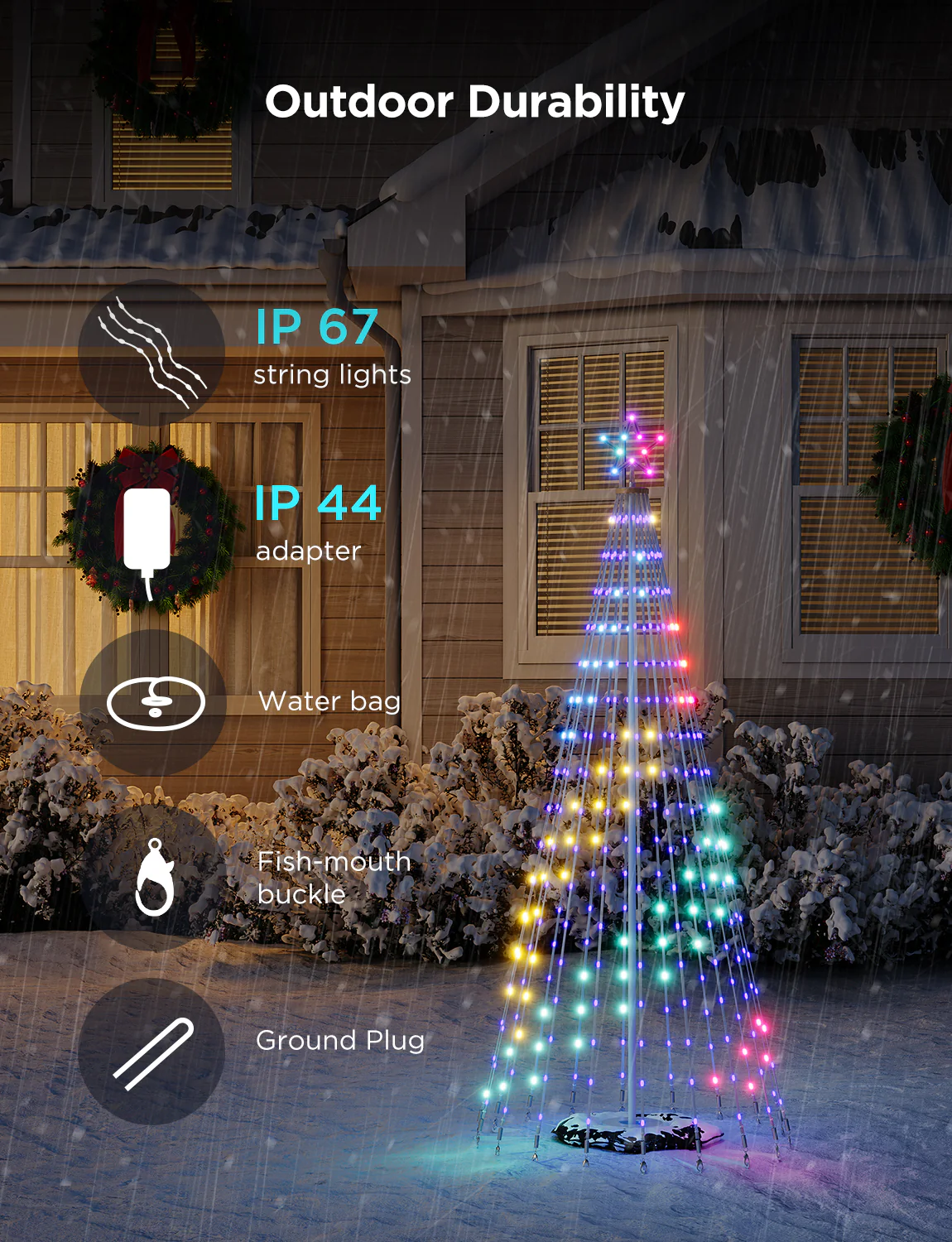 Ein farbenfroher Lichterketten-Weihnachtsbaum steht im Schnee. Es regnet. Symbole zeigen IP67, IP44, Wasserbeutel, Schnalle und Erdungsstecker.