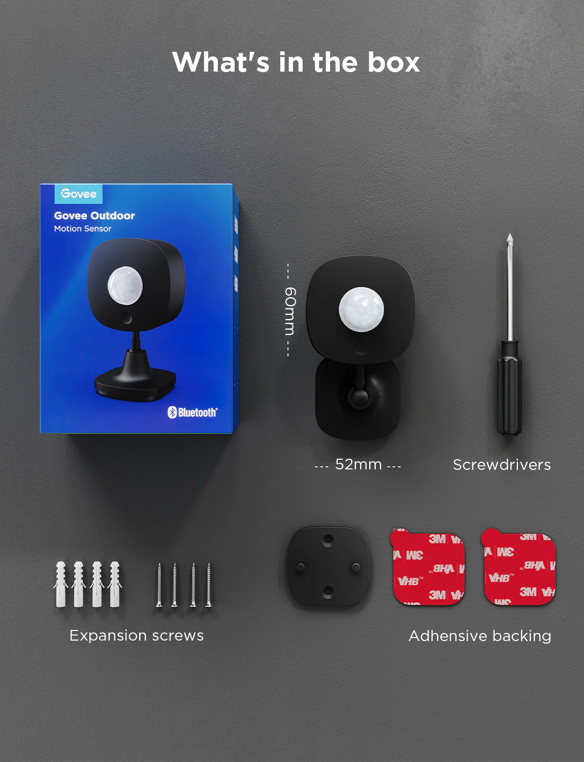 Das Bild zeigt ein Bewegungssensor-Kit. Es enthält einen Sensor, einen Schraubendreher, Schrauben, Klebepads und eine Box mit dem Logo.
