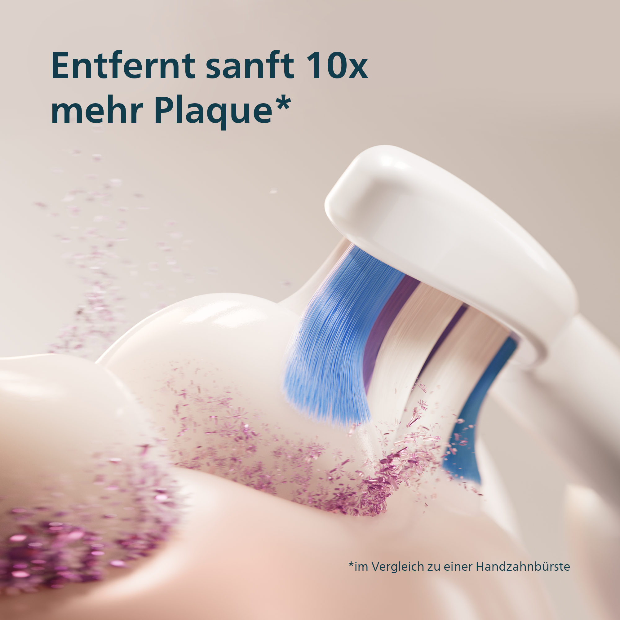Brosse à dents électrique nettoyant les dents. Soies bleues, tête blanche, mouchetures roses et texte 'Entfernt sanft 10x mehr Plaque'.