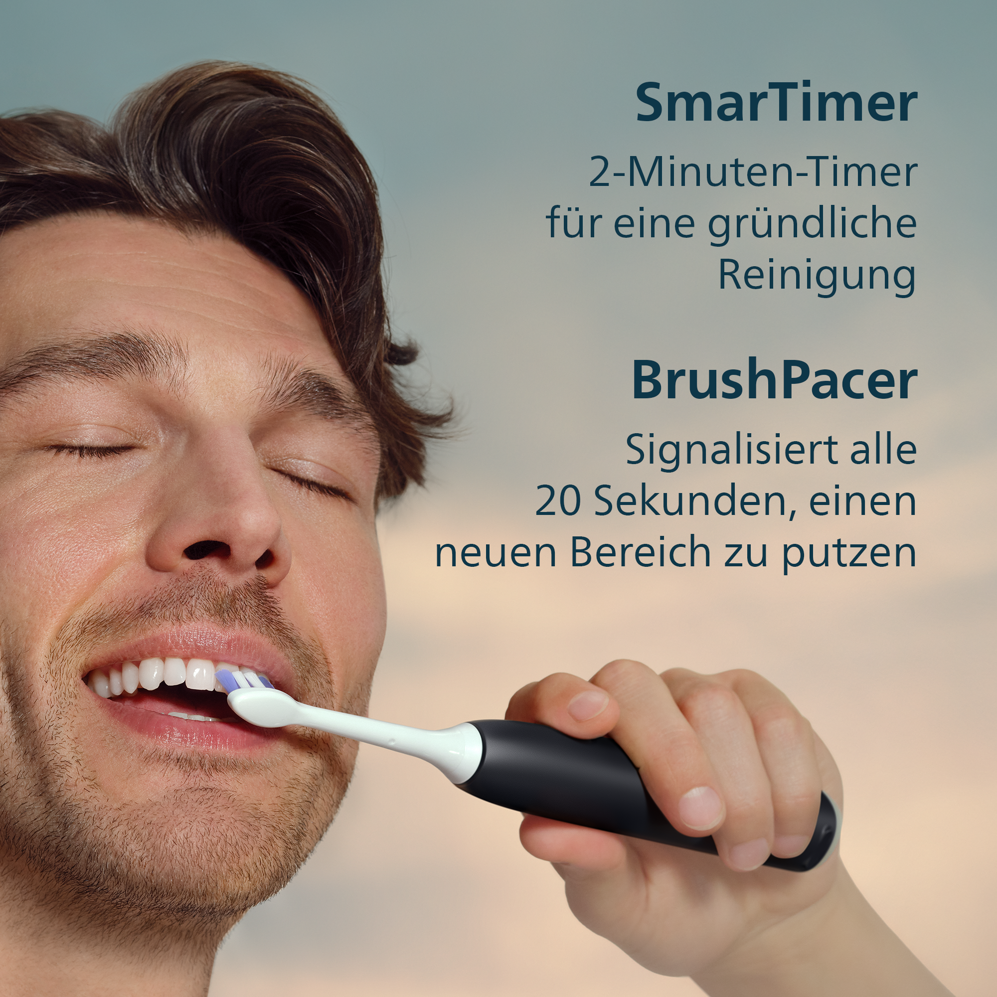 Un homme se brosse les dents avec une brosse à dents électrique. Le texte dit 'SmarTimer' et 'BrushPacer'.