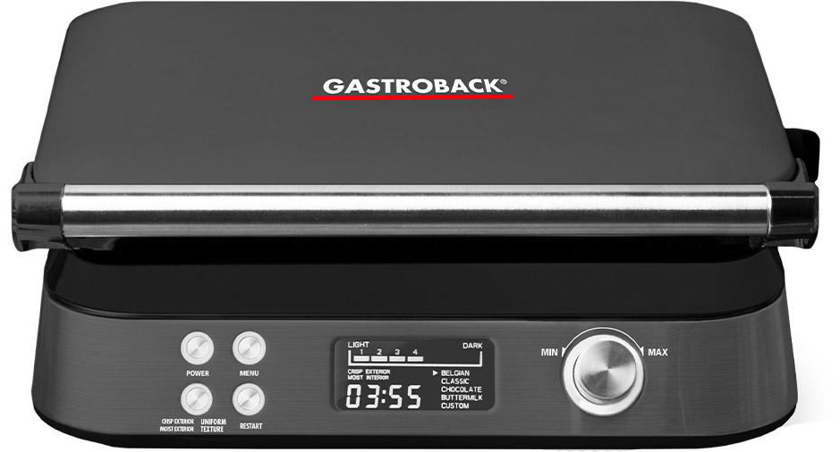 Ein schwarzer Gastroback-Waffeleisen. Es hat ein digitales Display, Steuertasten und einen silbernen Griff. Der Markenname ist sichtbar.