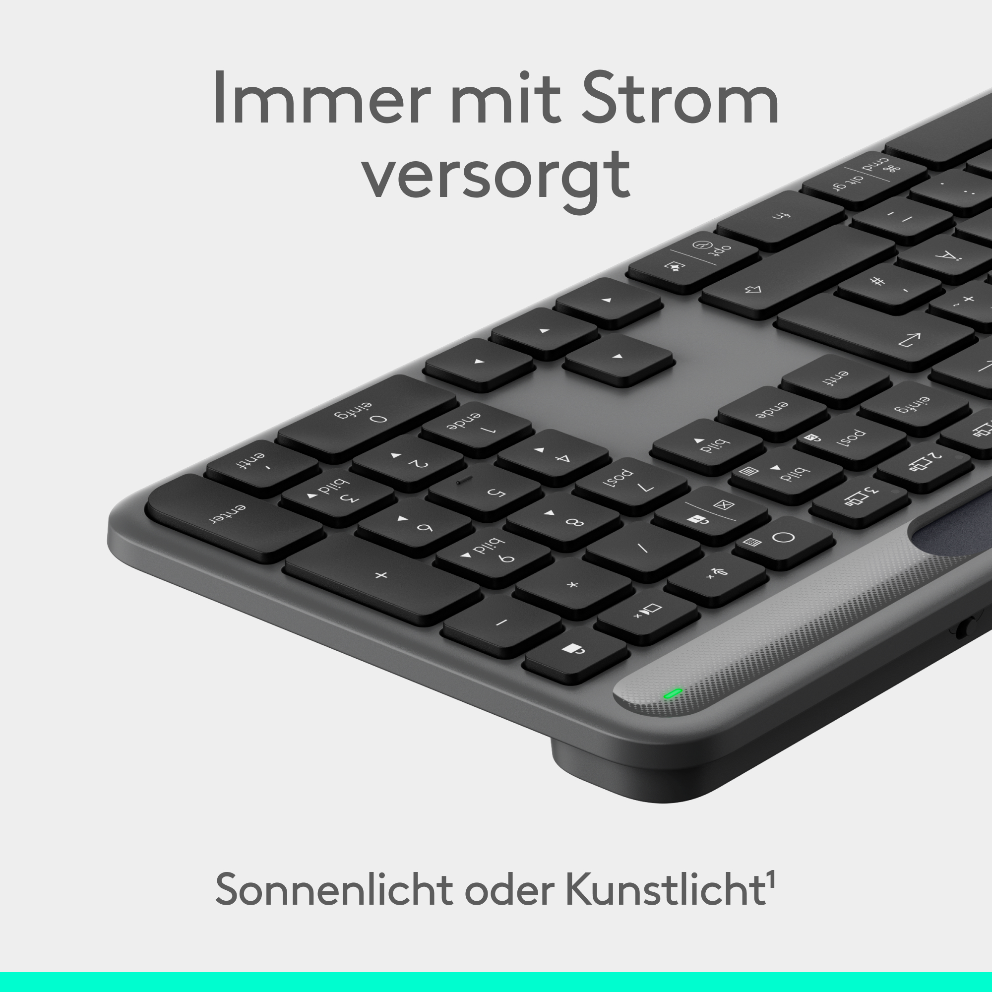 Nahaufnahme einer dunkelgrauen Tastatur mit schwarzen Tasten. Text: 'Immer mit Strom versorgt' und 'Sonnenlicht oder Kunstlicht¹'.