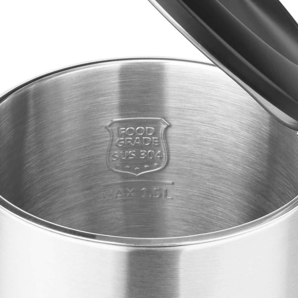 Nahaufnahme eines Edelstahlkessel-Innenraums. Es hat eine 'FOOD GRADE SUS 304' Markierung und eine 'MAX 1.5L' Anzeige.