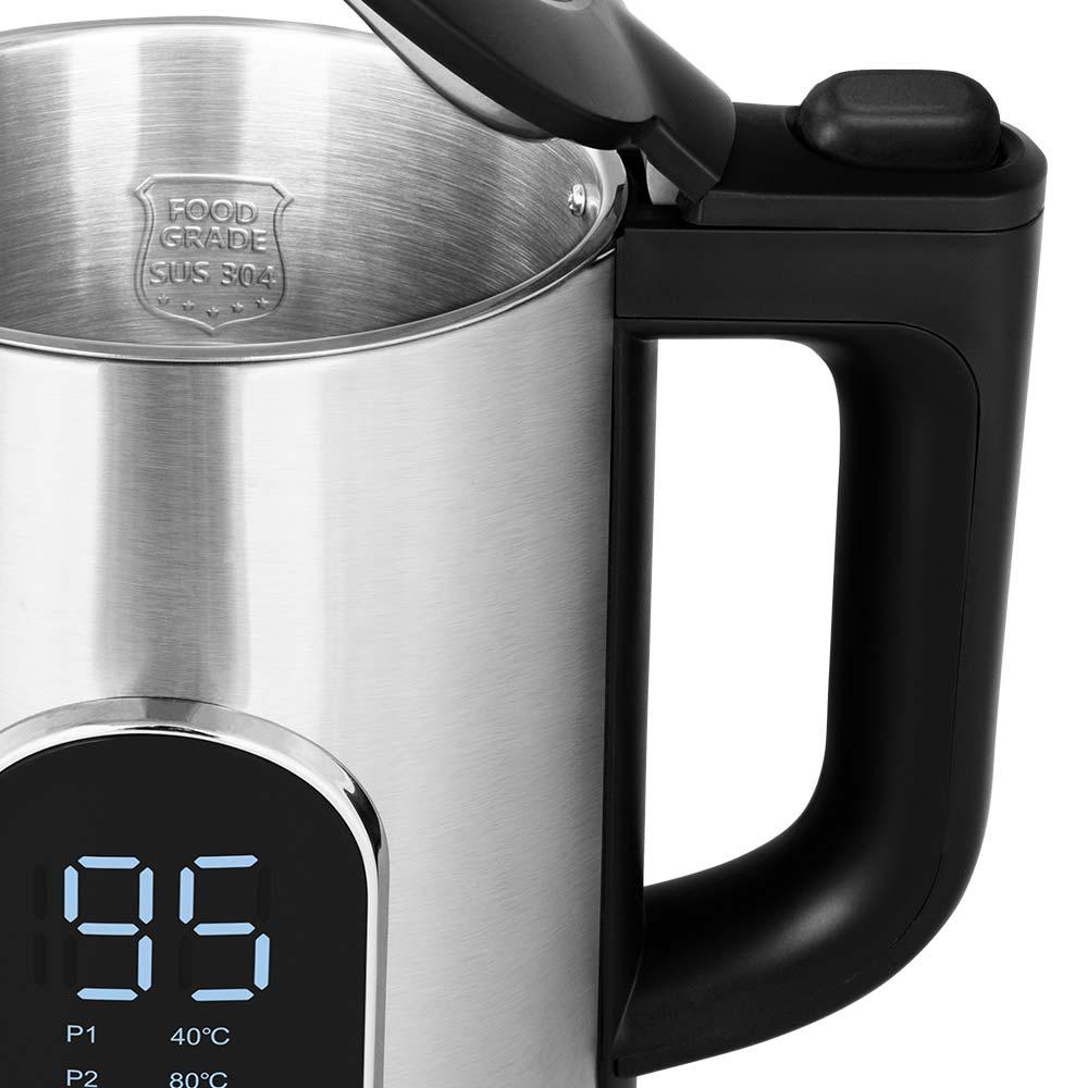 Nahaufnahme eines Wasserkochers mit Digitalanzeige, die '95' anzeigt. Er hat einen schwarzen Griff und Deckel, mit Edelstahlgehäuse.