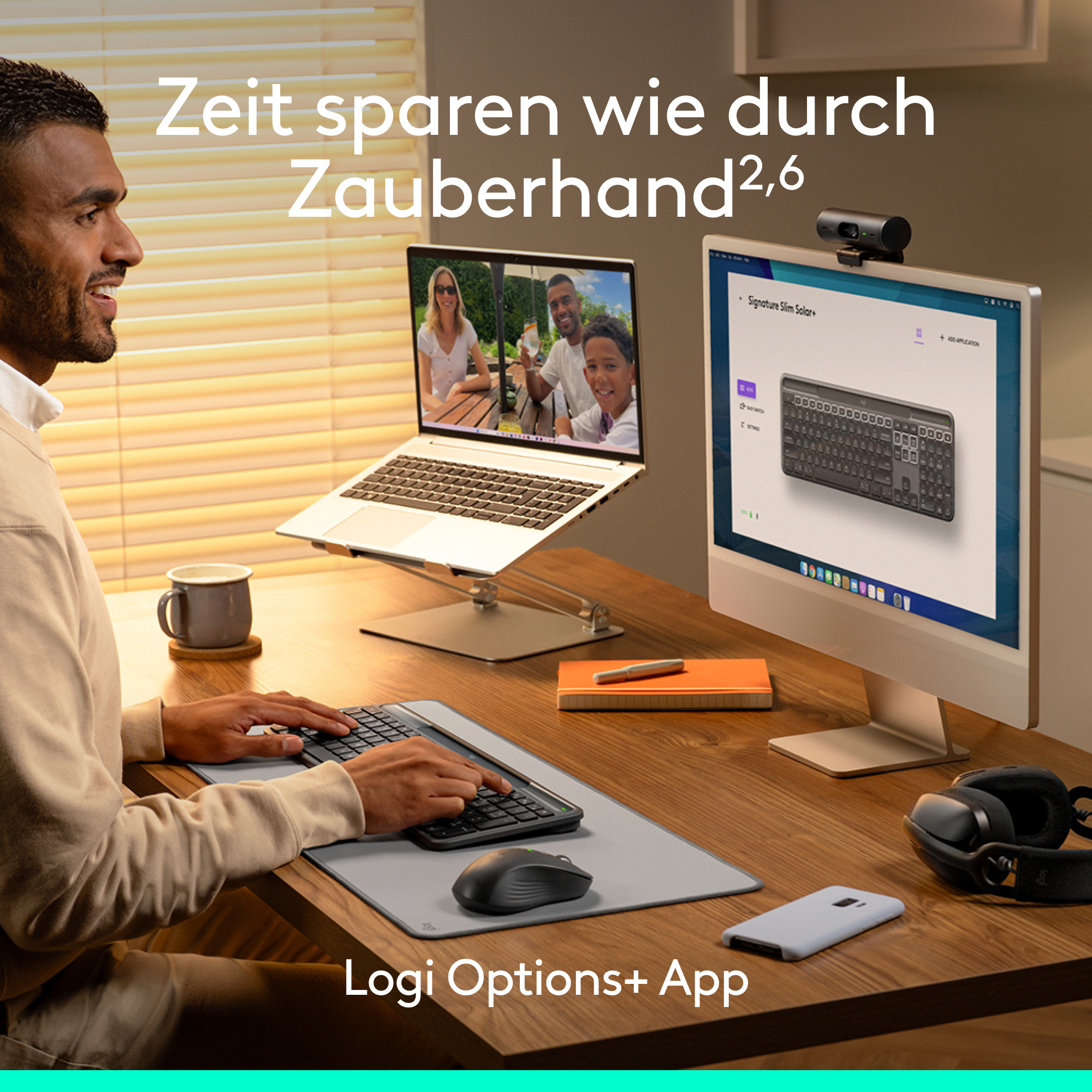 Mann benutzt Tastatur und Maus. Laptop zeigt Videoanruf, Monitor zeigt Tastaturanzeige.