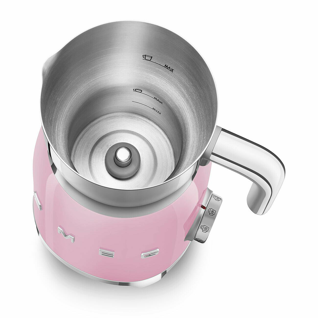 Rosa und silberner Milchaufschäumer. Edelstahl-Innenraum, mit Max-, Min-Linien. Weißer Griff. Bedienfeld an der Seite.