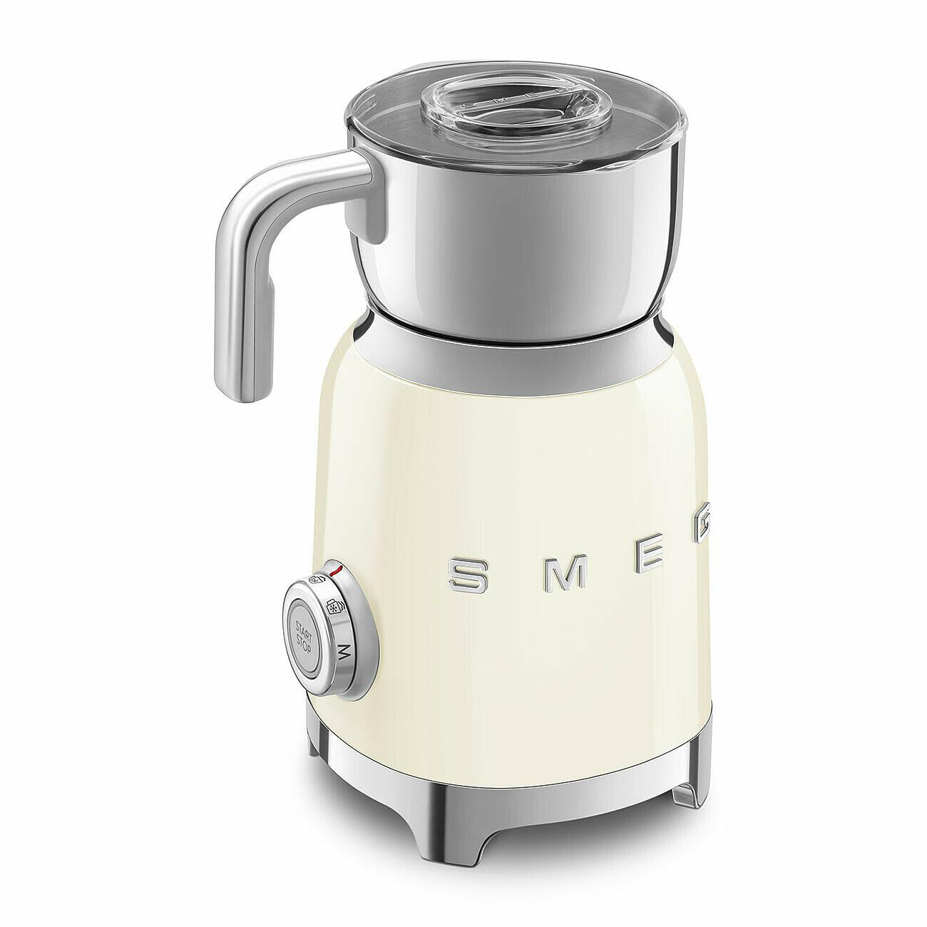 Cremefarbener SMEG Milchaufschäumer. Er hat einen silbernen Griff, Deckel und Sockel. Das Wort SMEG steht auf der Vorderseite.