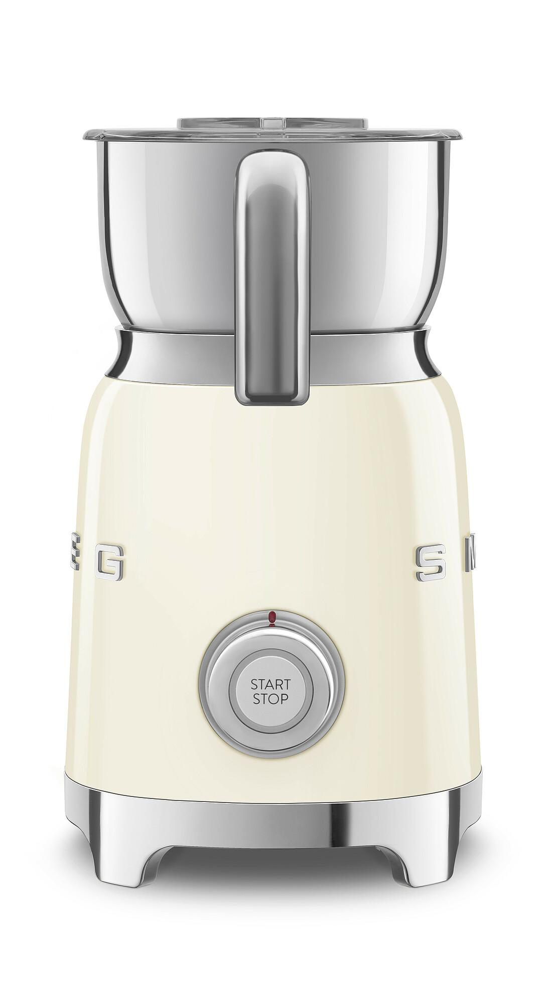 Cremefarbene SMEG-Küchenmaschine mit silbernen Akzenten. Sie hat eine Start/Stopp-Taste und einen Metallgriff.