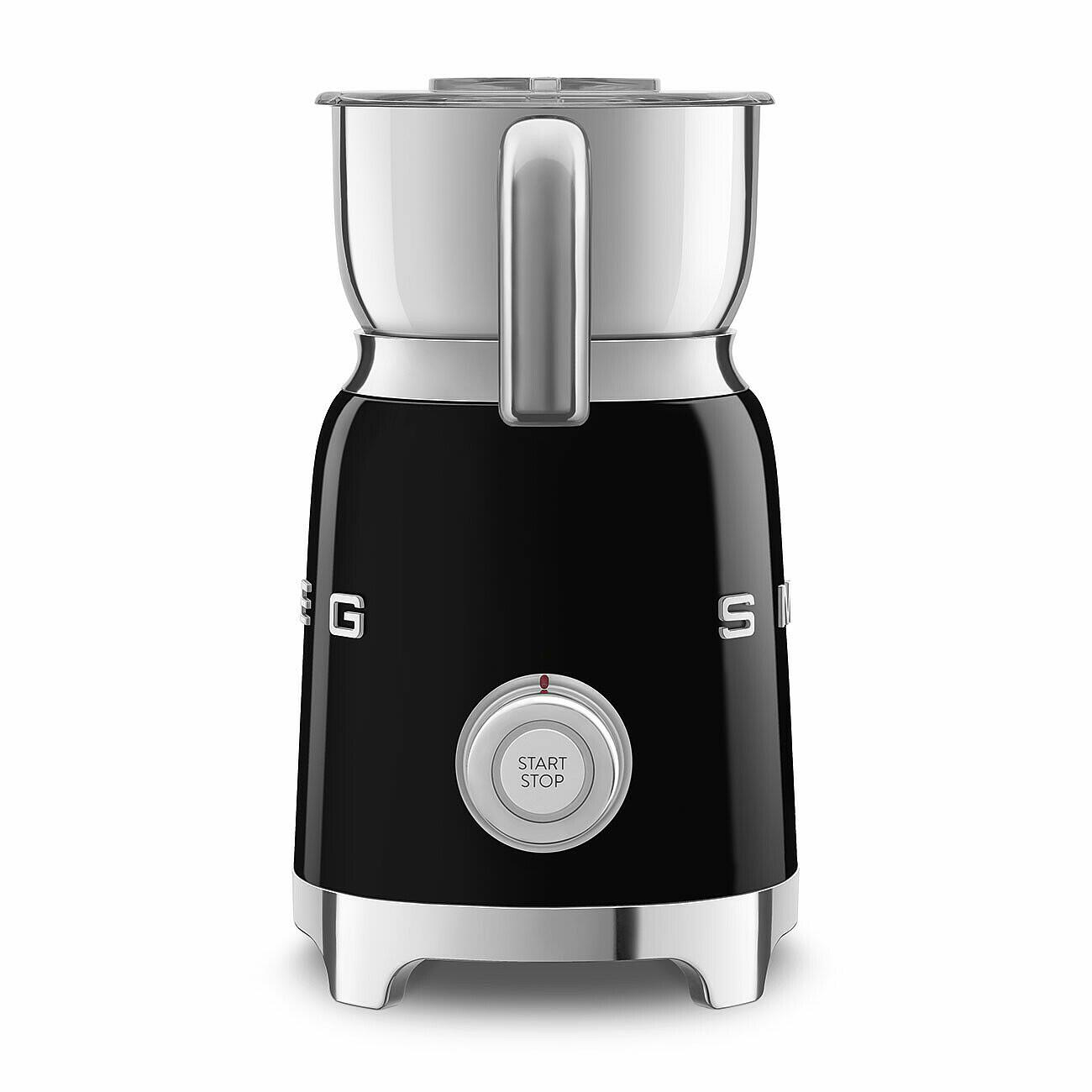 Eine schwarze und silberne Kaffeemühle mit Start/Stopp-Taste. Die Mühle hat einen Griff und steht auf weißem Hintergrund.