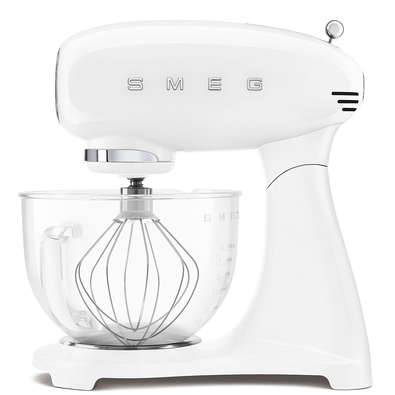 Ein weißer Smeg-Küchenmixer mit Glasschüssel und Schneebesenaufsatz. Der Mixer hat das Smeg-Logo und steht auf einer weißen Oberfläche.