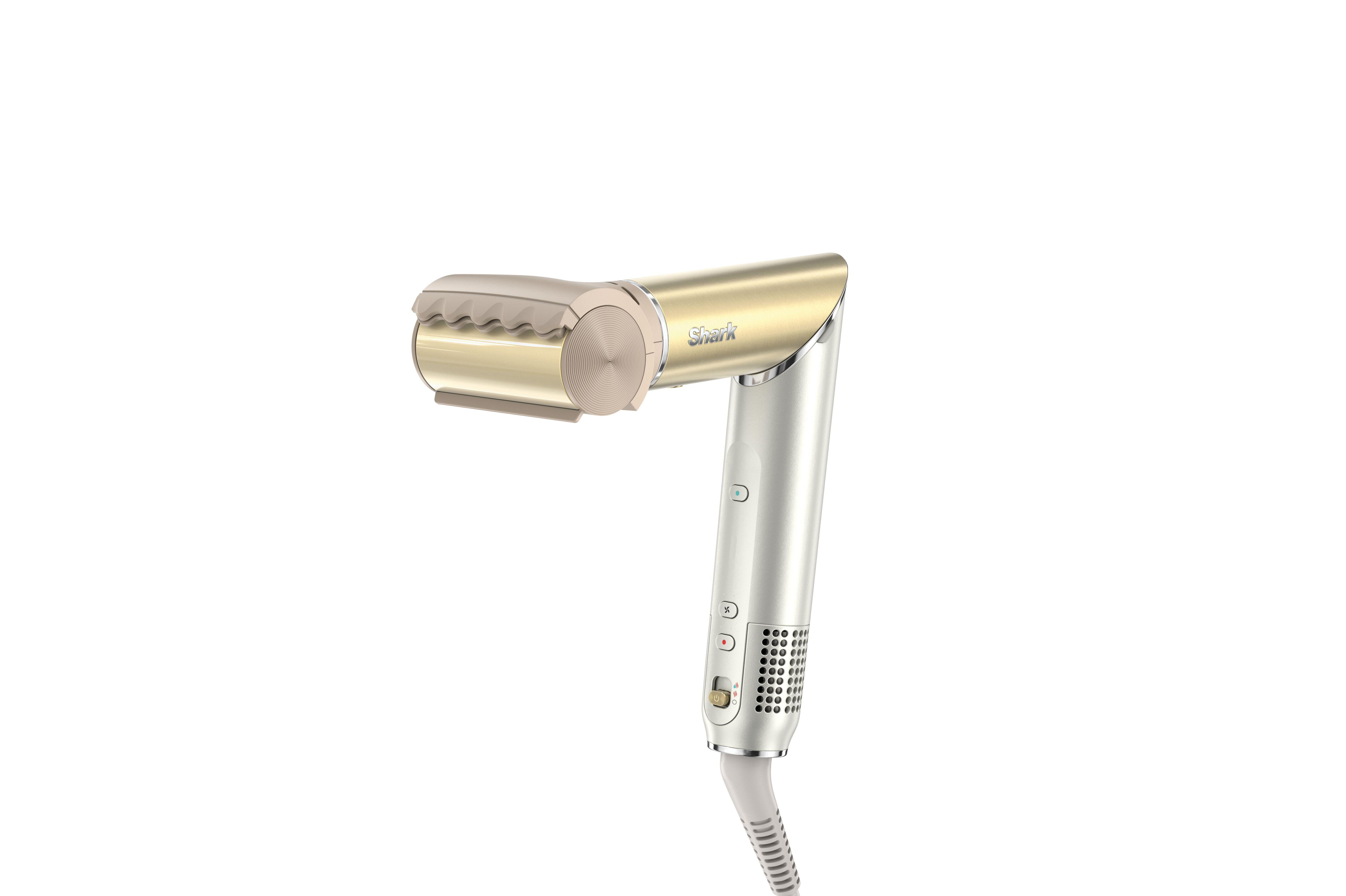 Goldenes und weißes Shark-Haarstyling-Tool auf Weiß. Es hat einen Lockenkopf und einen Griff mit Knöpfen und Netzkabel.