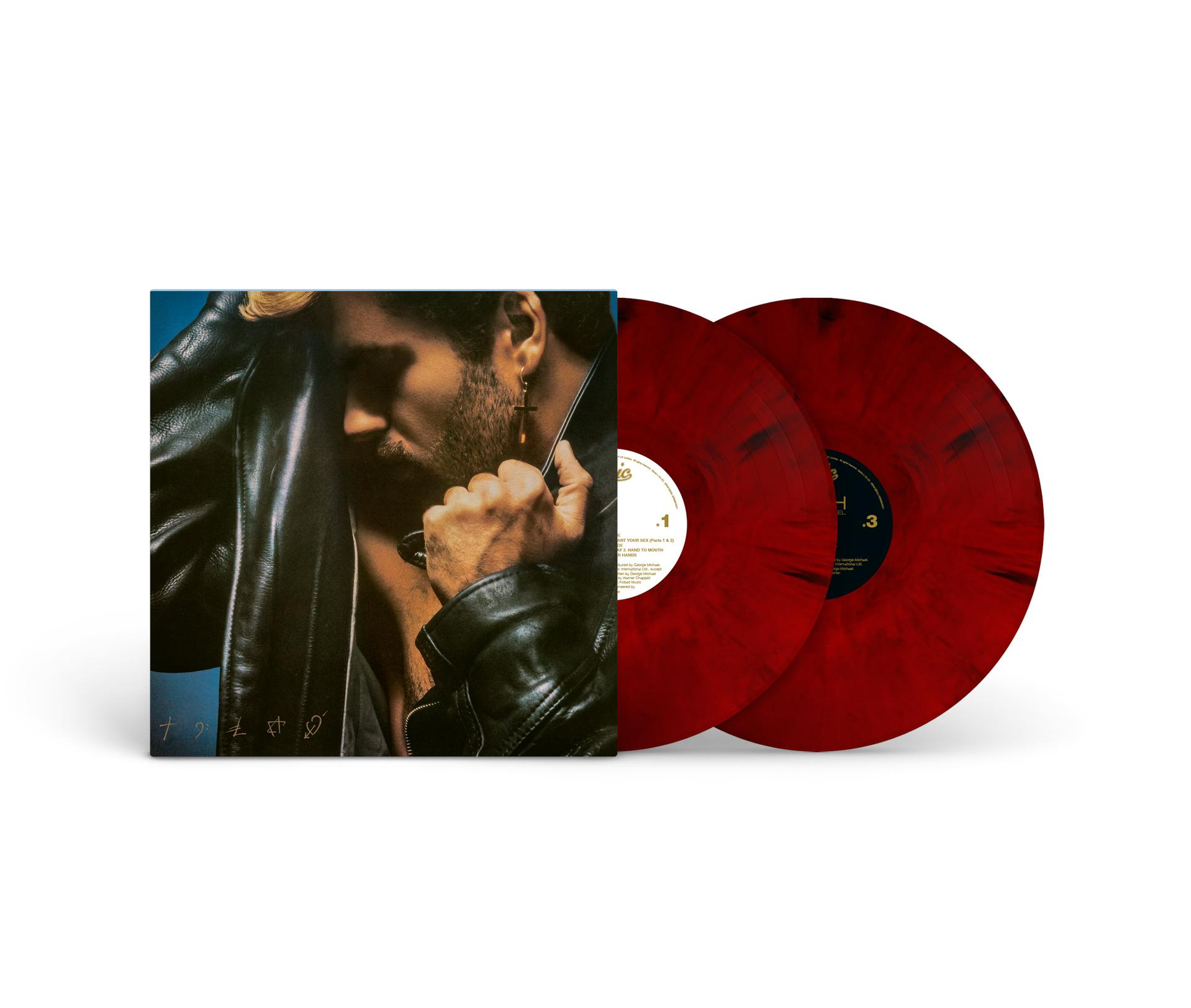 Albumcover: Mann in Lederjacke. Zwei rote Vinylplatten daneben. Weißer Hintergrund.