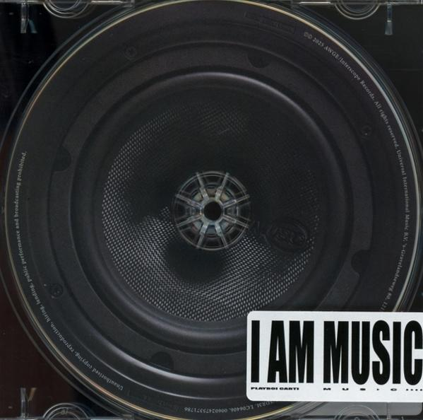 CD-Hülle mit Lautsprecher-Design. Der Text 'I AM MUSIC' ist sichtbar. Urheberrechtsinformationen umgeben den Lautsprecher.