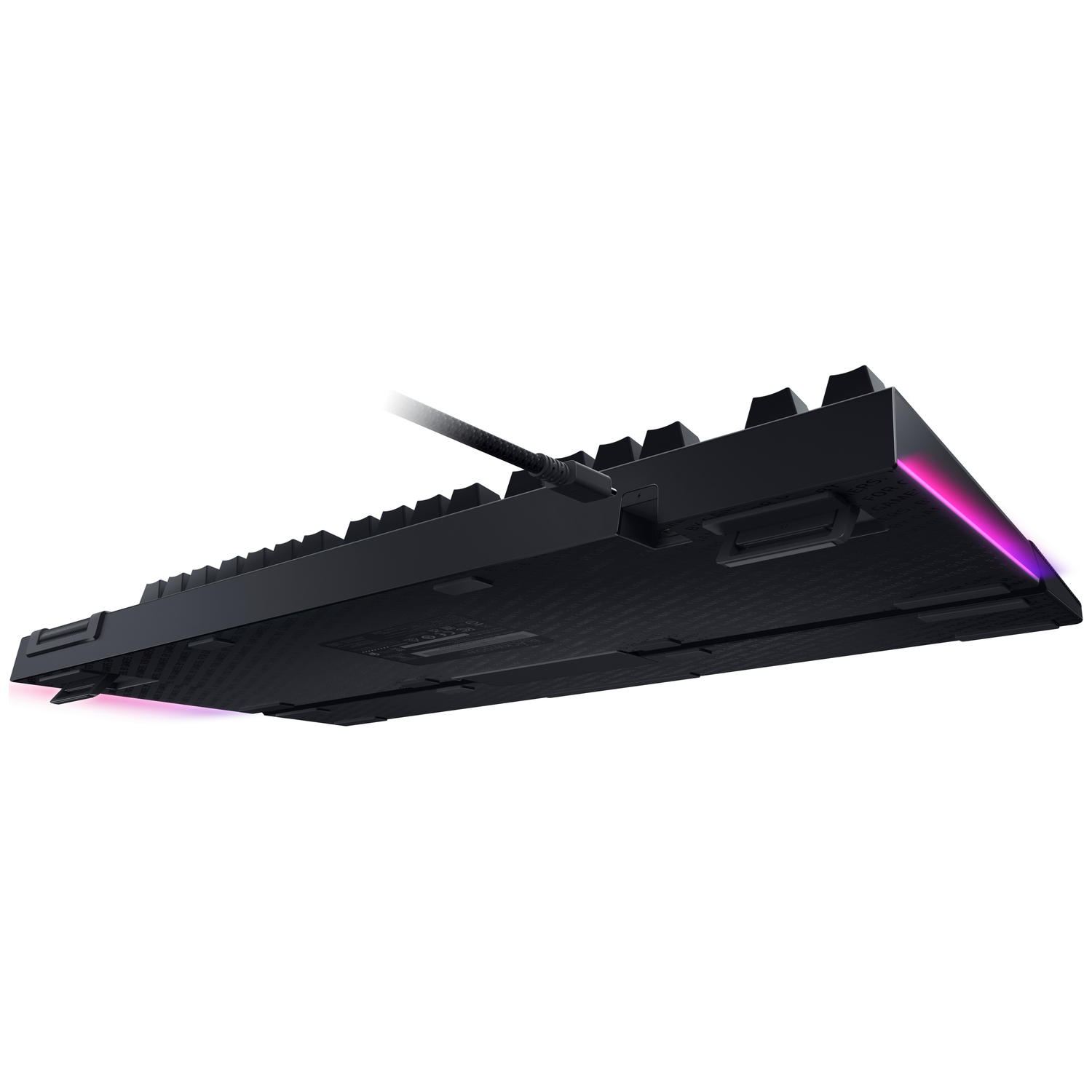 Een zwart toetsenbord staat schuin. Het heeft toetsen bovenop en een kabel aangesloten. De onderkant heeft een textuurpatroon en RGB-verlichting.