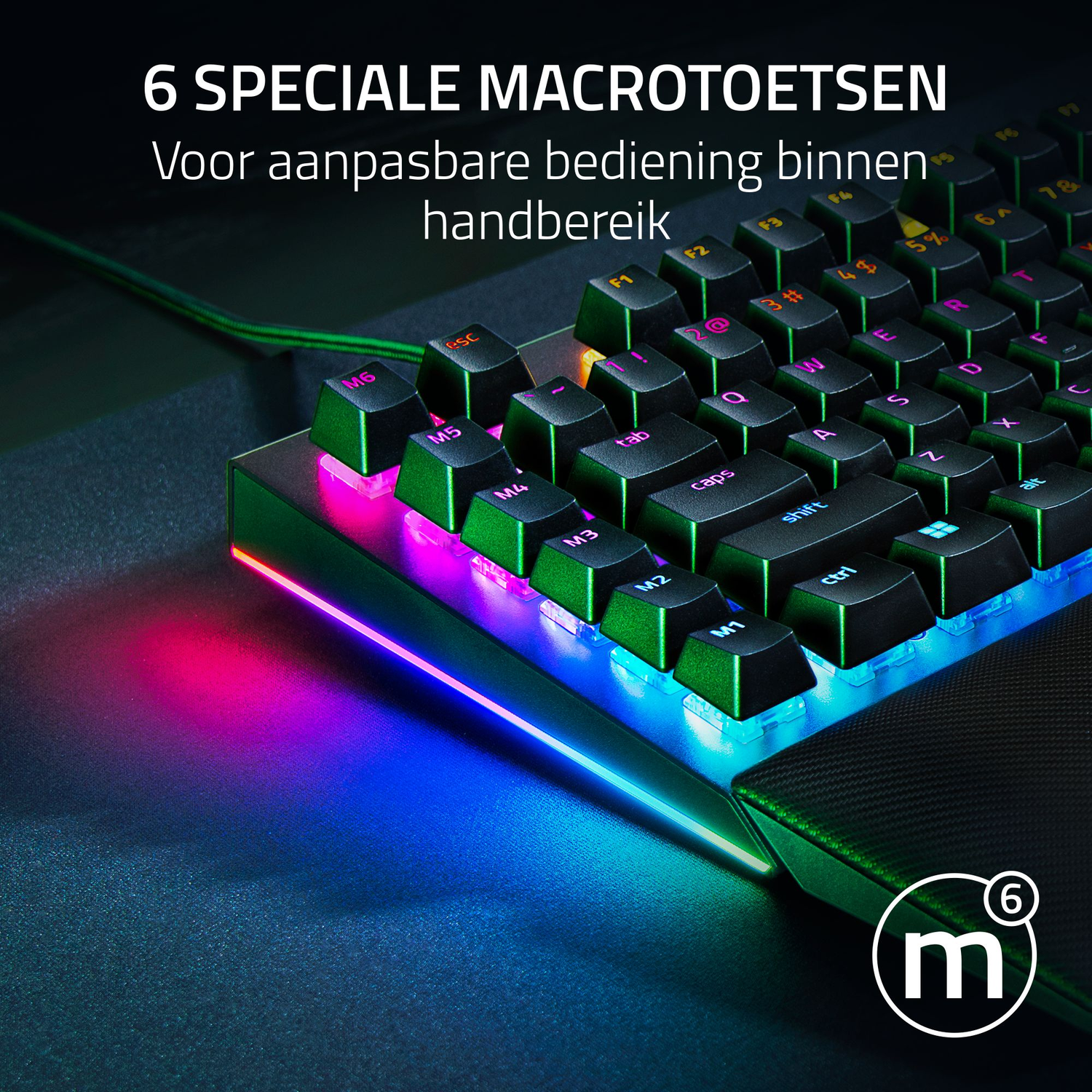 Een gamingtoetsenbord met groene toetsen en kleurrijke lichten. Tekst luidt: 6 SPECIALE MACROTOETSEN. Een logo met de letter 'm' en het nummer '6'.
