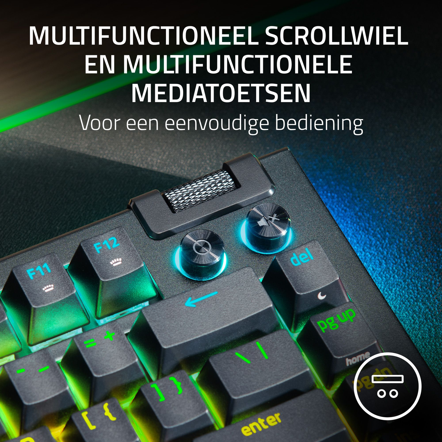 Close-up van een gaming-toetsenbord. Zwarte toetsen met groene en blauwe achtergrondverlichting. Sommige toetsen zijn gemarkeerd.