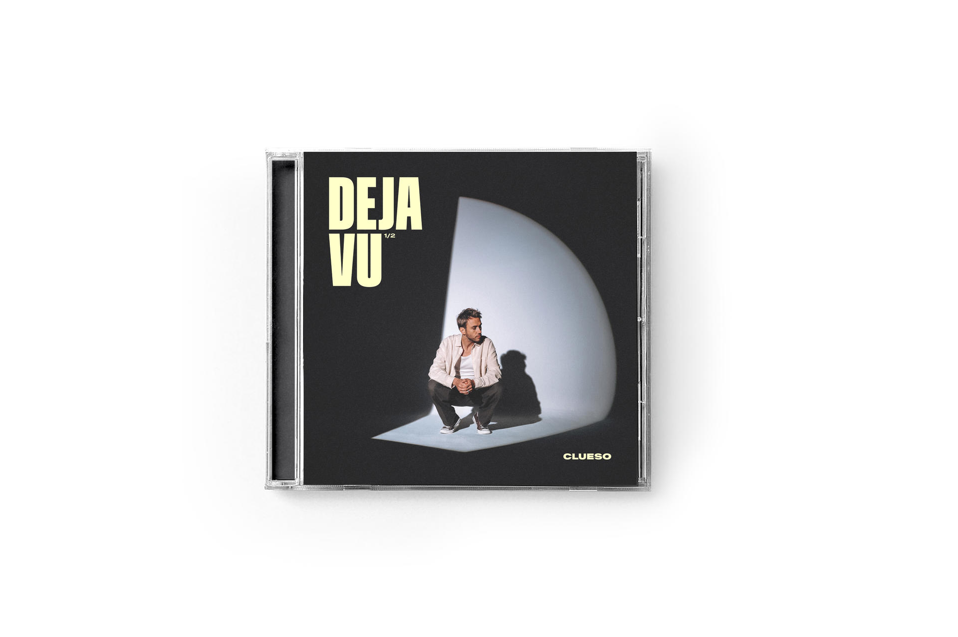 CD-Cover. Ein Mann hockt im Rampenlicht, darauf steht 'DEJA VU'. Der Künstlername ist 'CLUESO'.