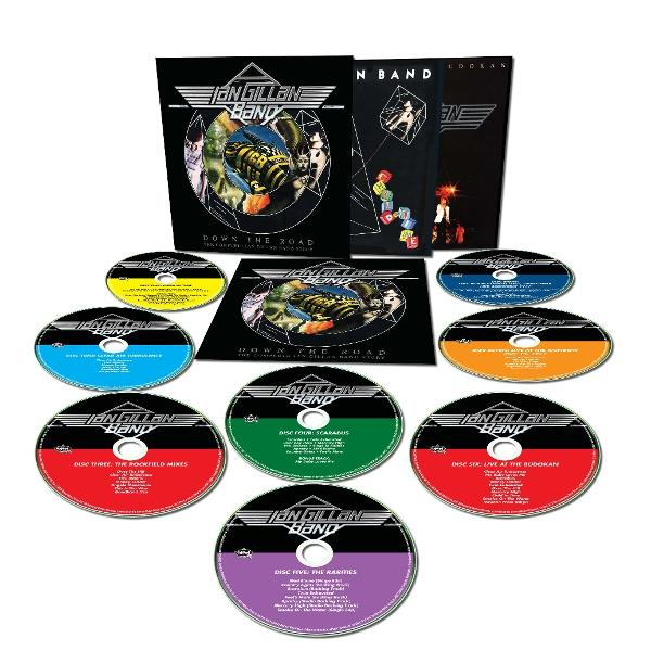 Eine Sammlung von CDs und Albumcovern der Ian Gillan Band. Die CDs haben verschiedene Farben. Die Albumcover sind schwarz mit einem Bienenbild.