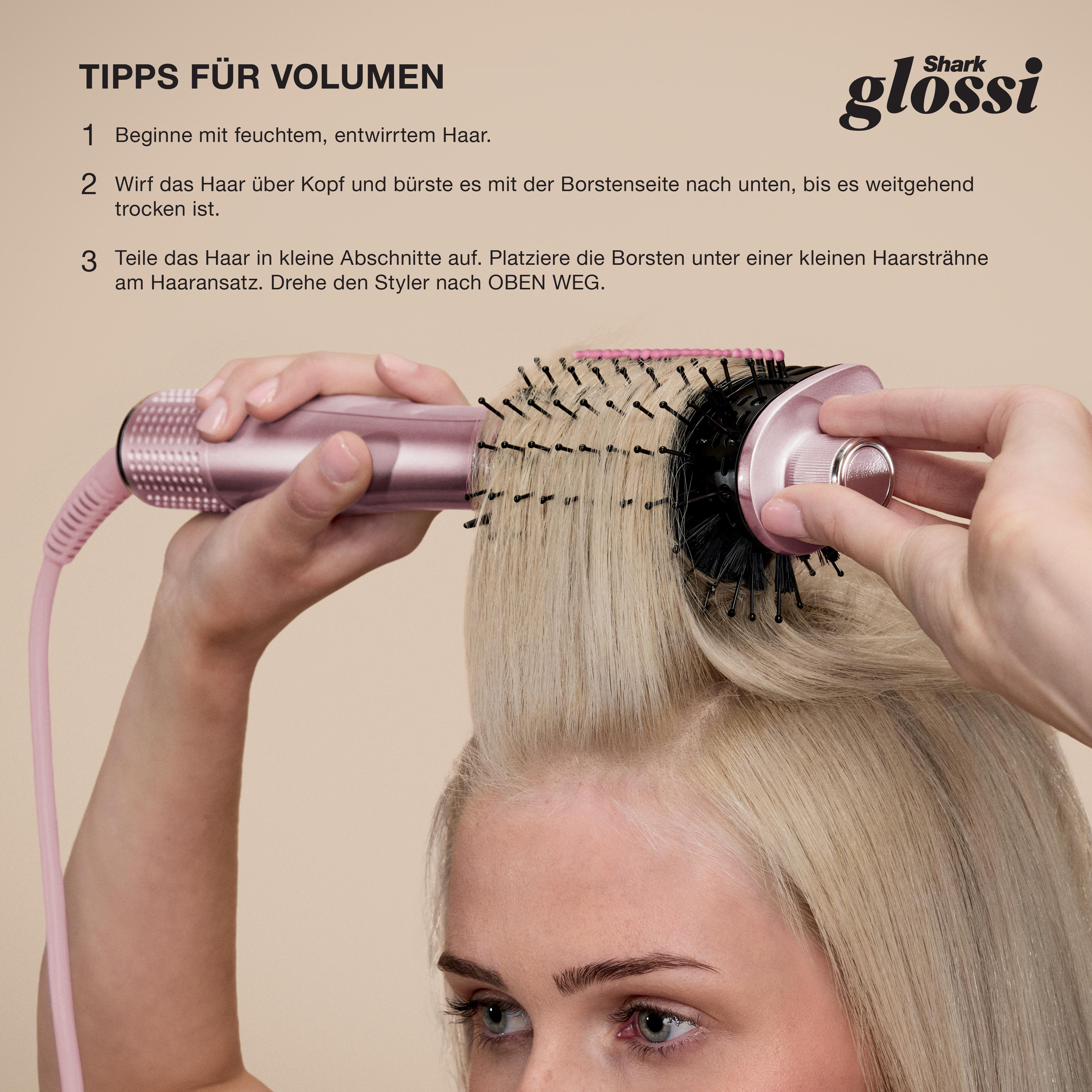 Eine Frau benutzt eine rosa Haarstylingbürste auf blondem Haar. Anweisungen für Volumen im Hintergrund.