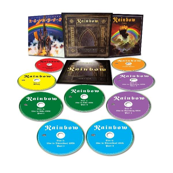 Eine Rainbow-Box mit CDs und Albumcovern. Die CDs sind in verschiedenen Farben, darunter Rot, Gelb, Grün und Blau.