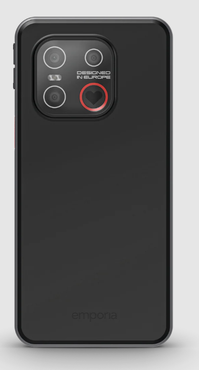 Schwarze Handyhülle mit Kameralinsen, Herzsymbol und Text „Designed in Europe“. Unten steht „emporia“.