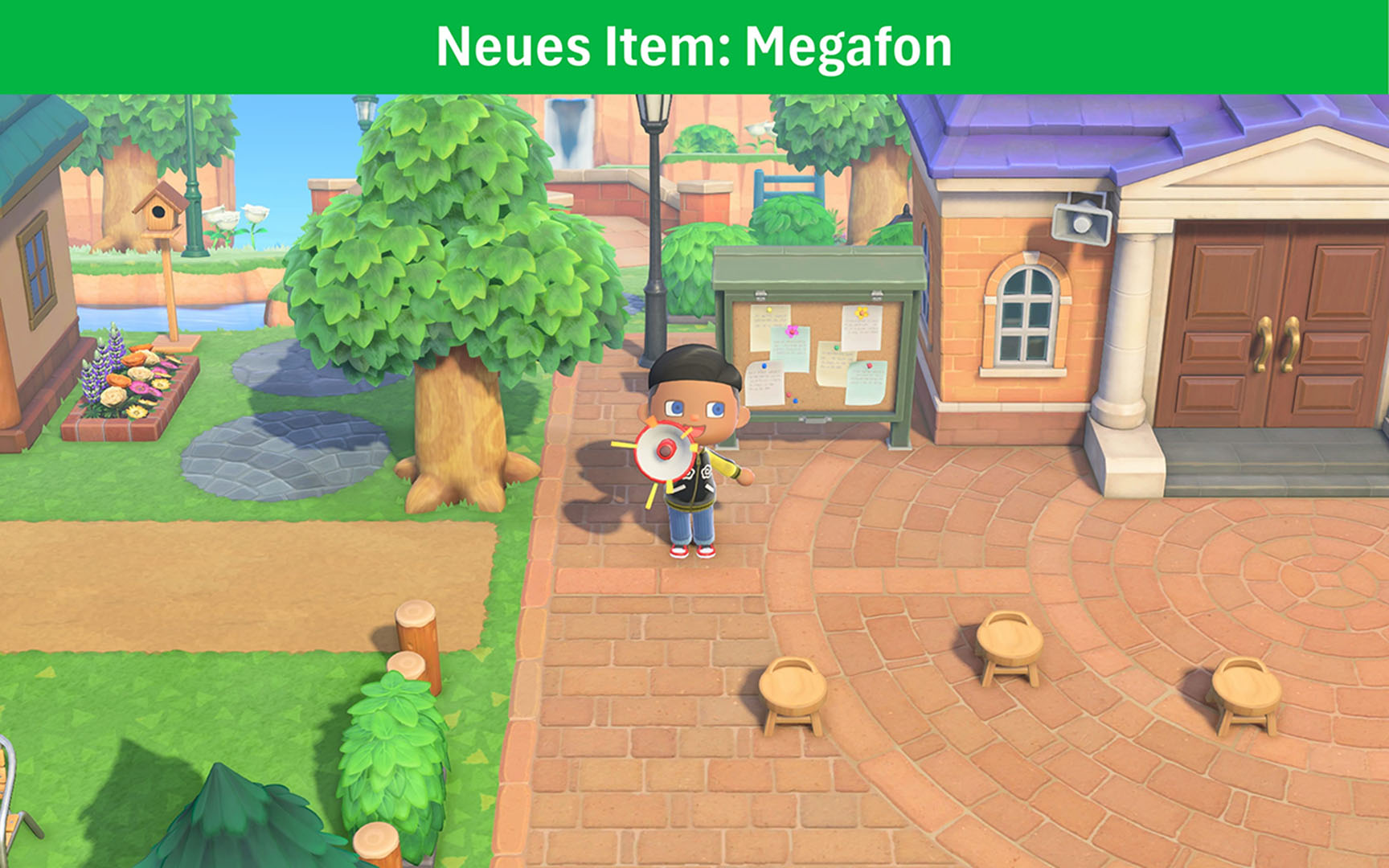 Eine Figur mit Megaphon steht auf einem Stadtplatz. Gebäude und Bäume umgeben die Figur.