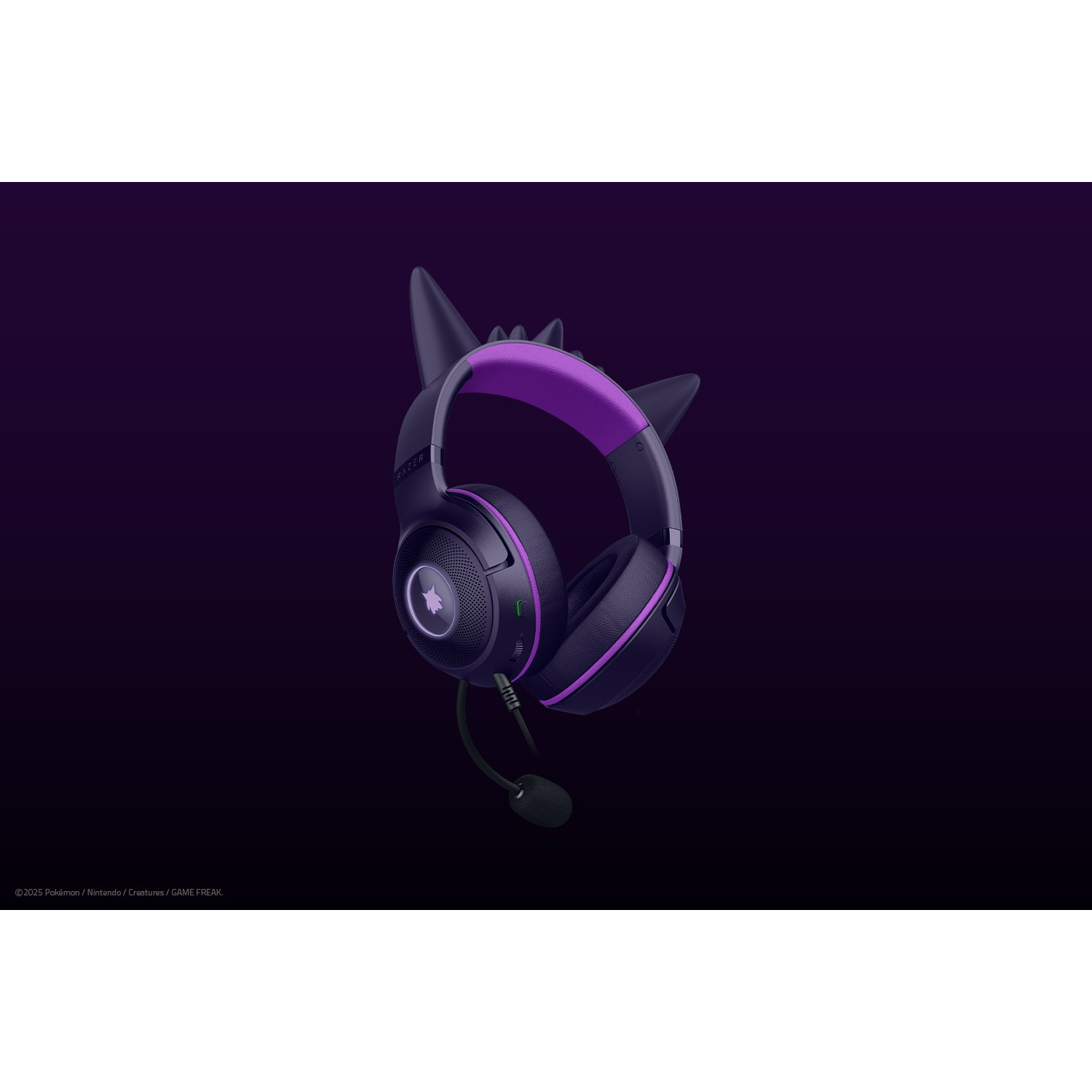 Headset met kattenoordesign. Zwarte headset met paarse accenten. Een Pokemon-logo staat op de oorschelp en een microfoon is bevestigd.
