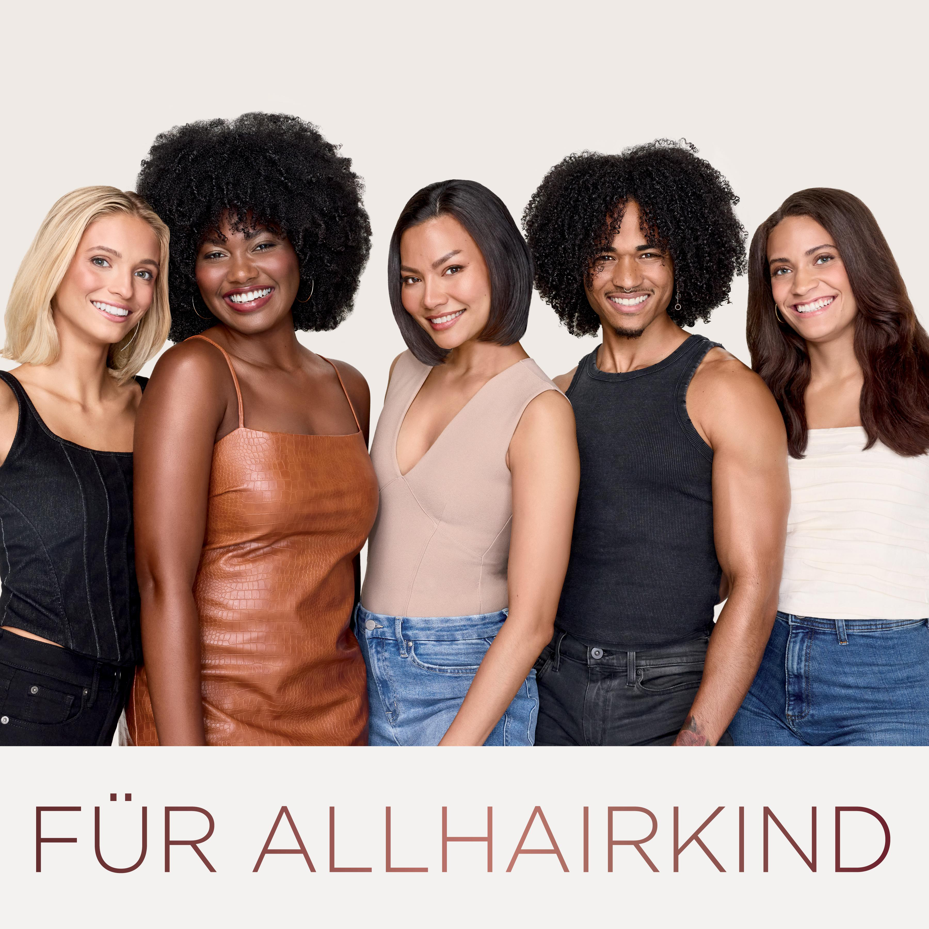 Fünf verschiedene Menschen stehen lächelnd zusammen. Sie stehen vor einem hellen Hintergrund. Text unten: FÜR ALLHAIRKIND.
