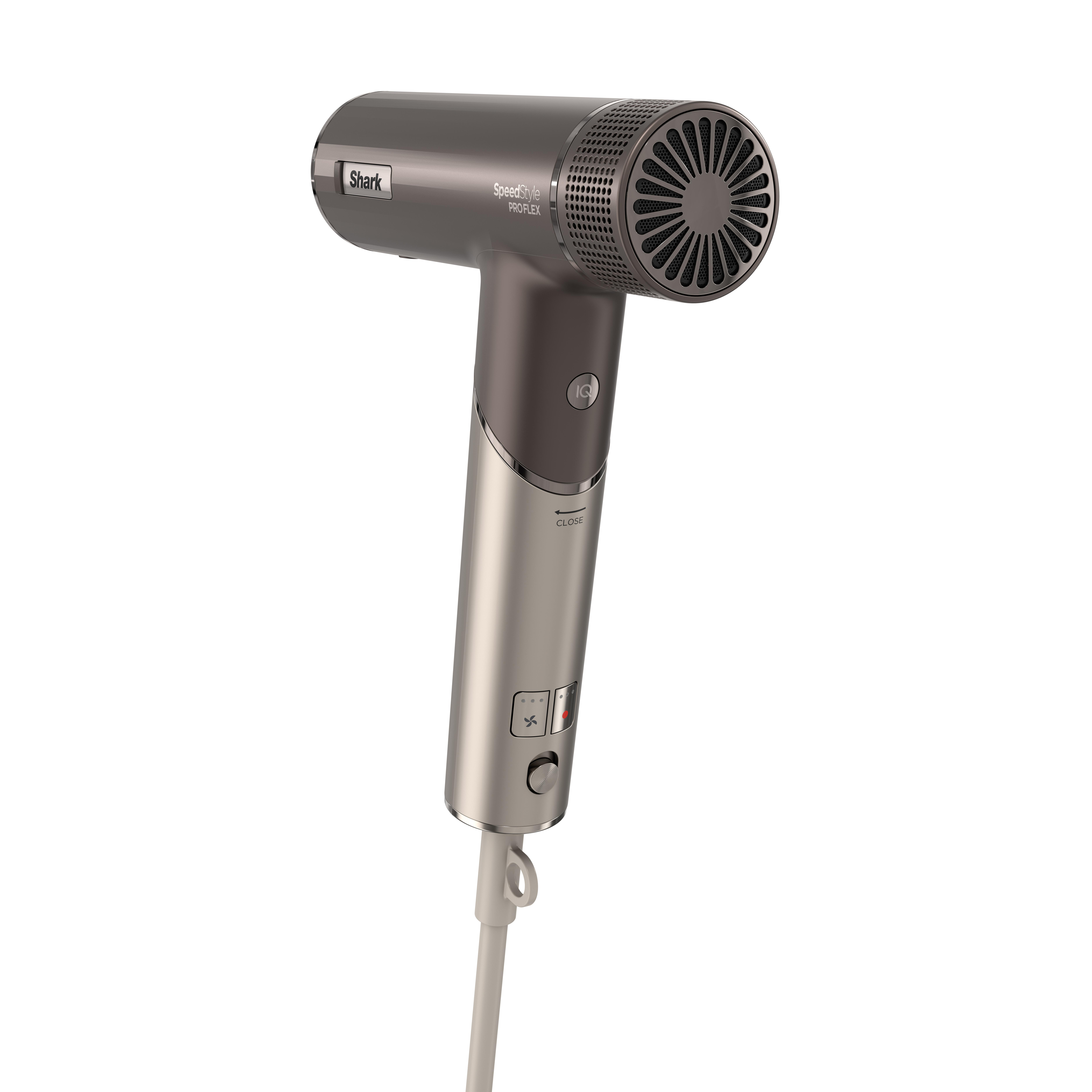 Ein grauer und silberner Haartrockner. Er hat einen abgerundeten Kopf mit einem Ventilator, einen Griff und ein Kabel.
