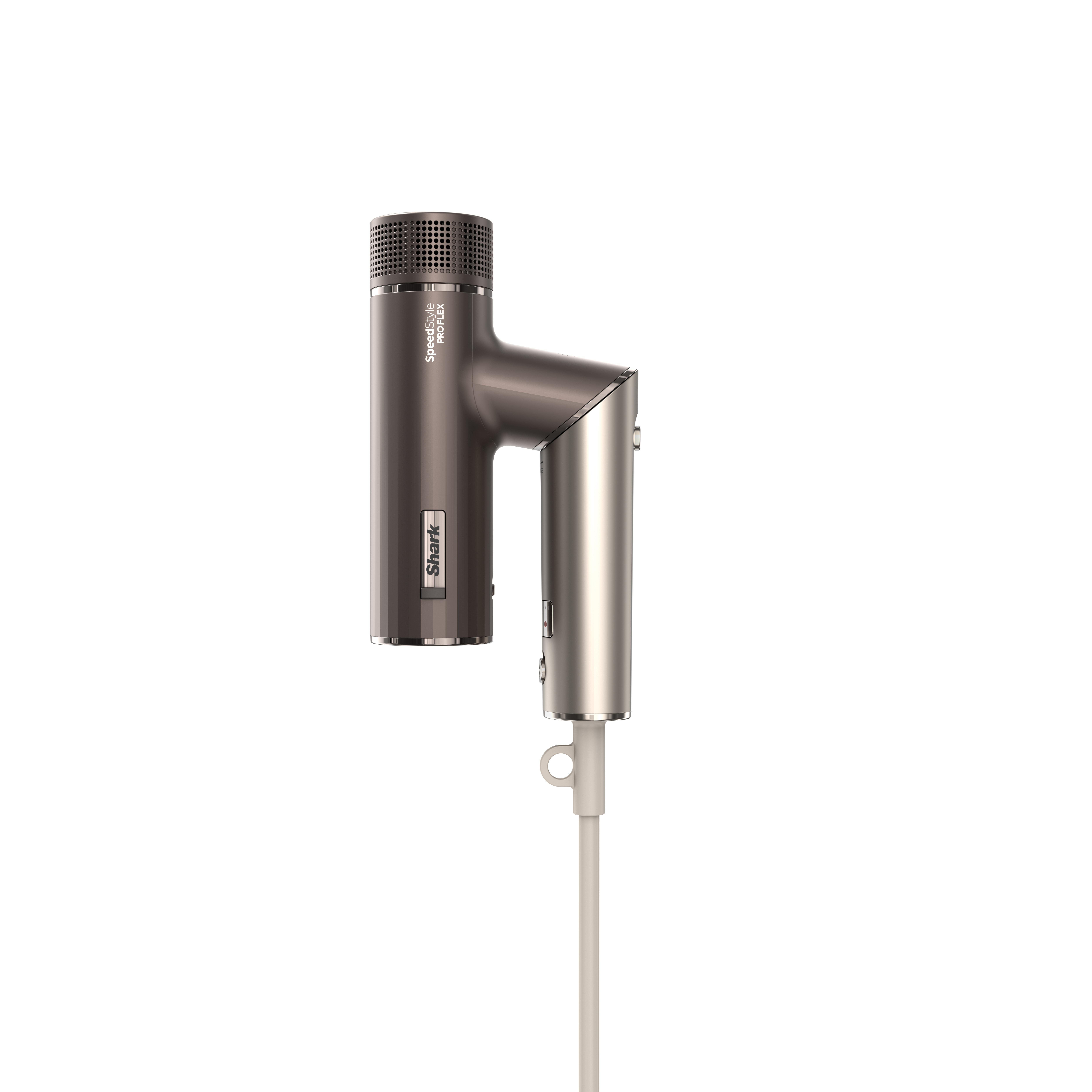 Ein Haartrockner von Shark in Silber und Grau. Er hat einen perforierten Kopf, den Markennamen und ein langes Kabel.