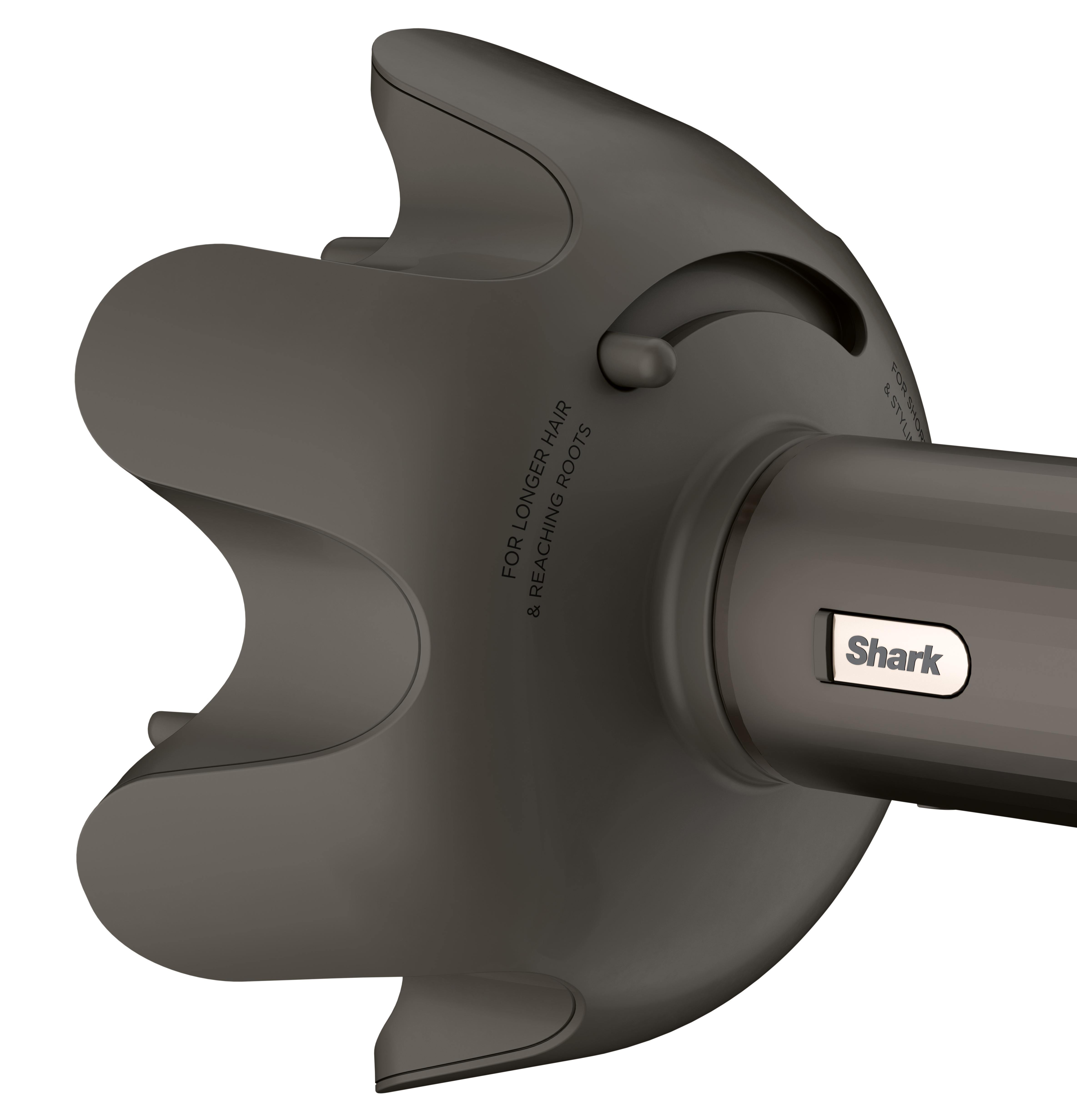 Nahaufnahme eines dunkelgrauen Haarstyling-Tools. Es hat ein abgerundetes Design mit dem Shark-Logo. Text: Für längeres Haar und Wurzeln.