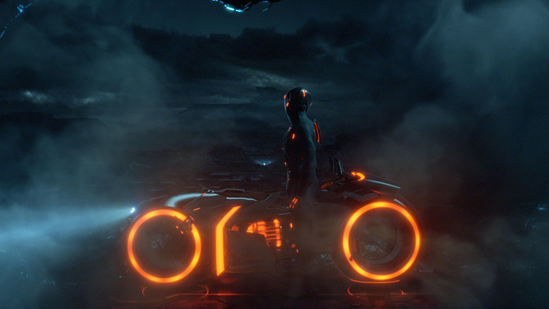 Eine futuristische Figur steht neben einem leuchtend orangefarbenen Motorrad. Die Szene ist dunkel, mit einem bewölkten Himmel und einer futuristischen Landschaft.