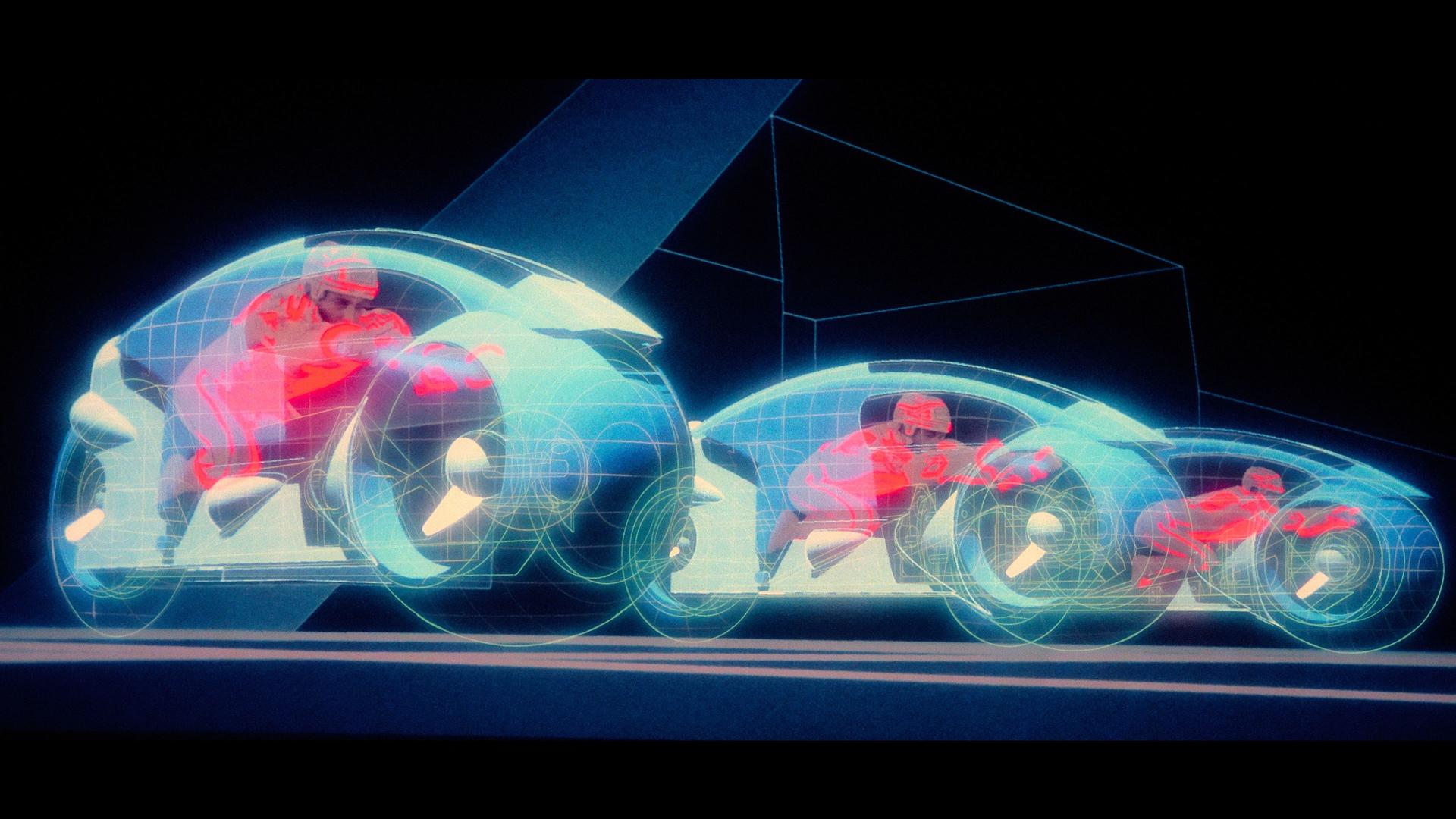 Drei futuristische Light Cycles rasen. Fahrer in roten Outfits befinden sich in leuchtenden blau-weißen Fahrzeugen, auf dunklem Hintergrund.
