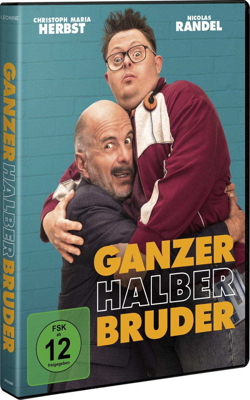 DVD-Cover. Zwei Männer umarmen sich. Einer trägt eine Brille und eine rote Jacke. Der andere trägt einen Anzug. Titel: Ganzer Halber Bruder.