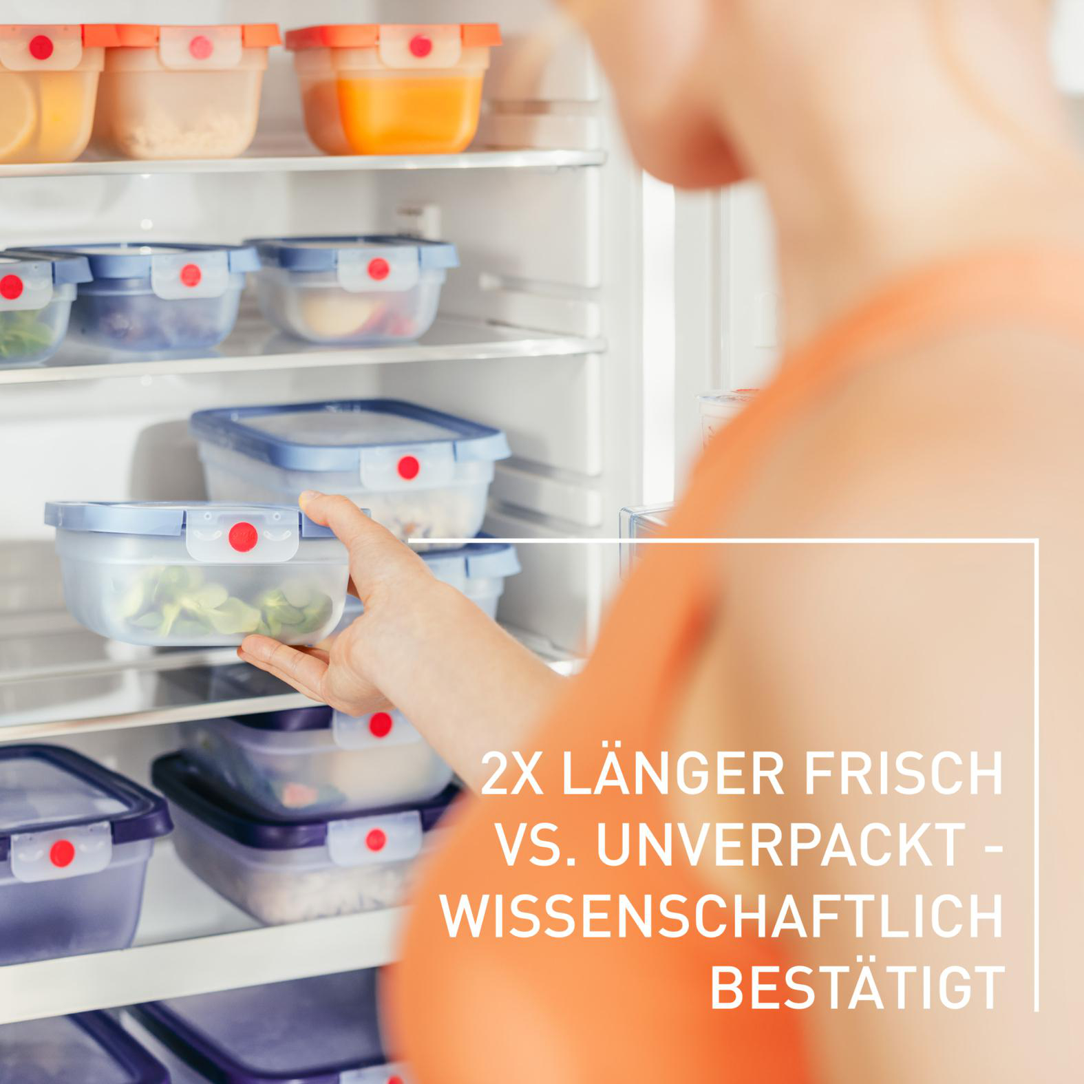 Eine Person öffnet einen Kühlschrank voller Lebensmittelbehälter. Text rechts: '2X LÄNGER FRISCH'.
