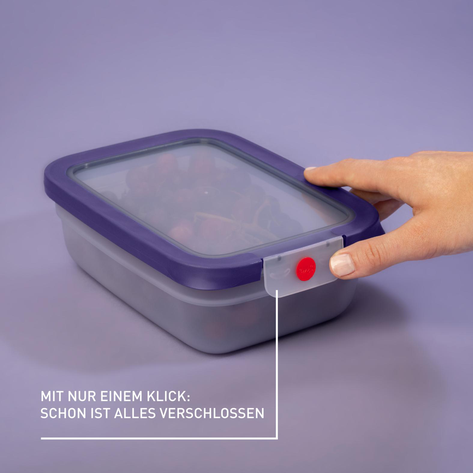 Eine Hand schließt eine lila-graue Lebensmittelbox. Der Deckel ist klar. Kirschen sind innen. Text: 'Mit nur einem Klick: schon ist alles verschlossen.'