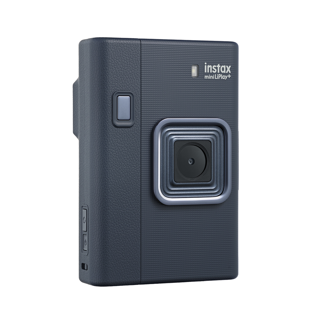 Koyu mavi bir Instax Mini LiPlay+ kamera. Kare bir merceğe, bir düğmeye ve Instax logosuna sahip.