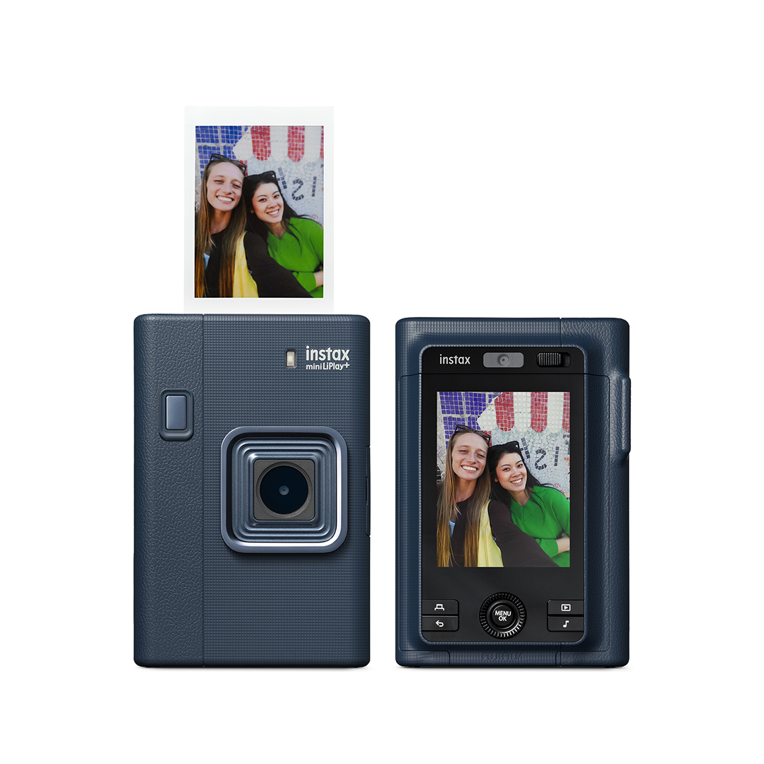 İki instax mini LiPlay+ kamera ve bir fotoğraf. Bir kamera, fotoğrafı ekranında gösteriyor. Fotoğrafta iki gülen kadın var.