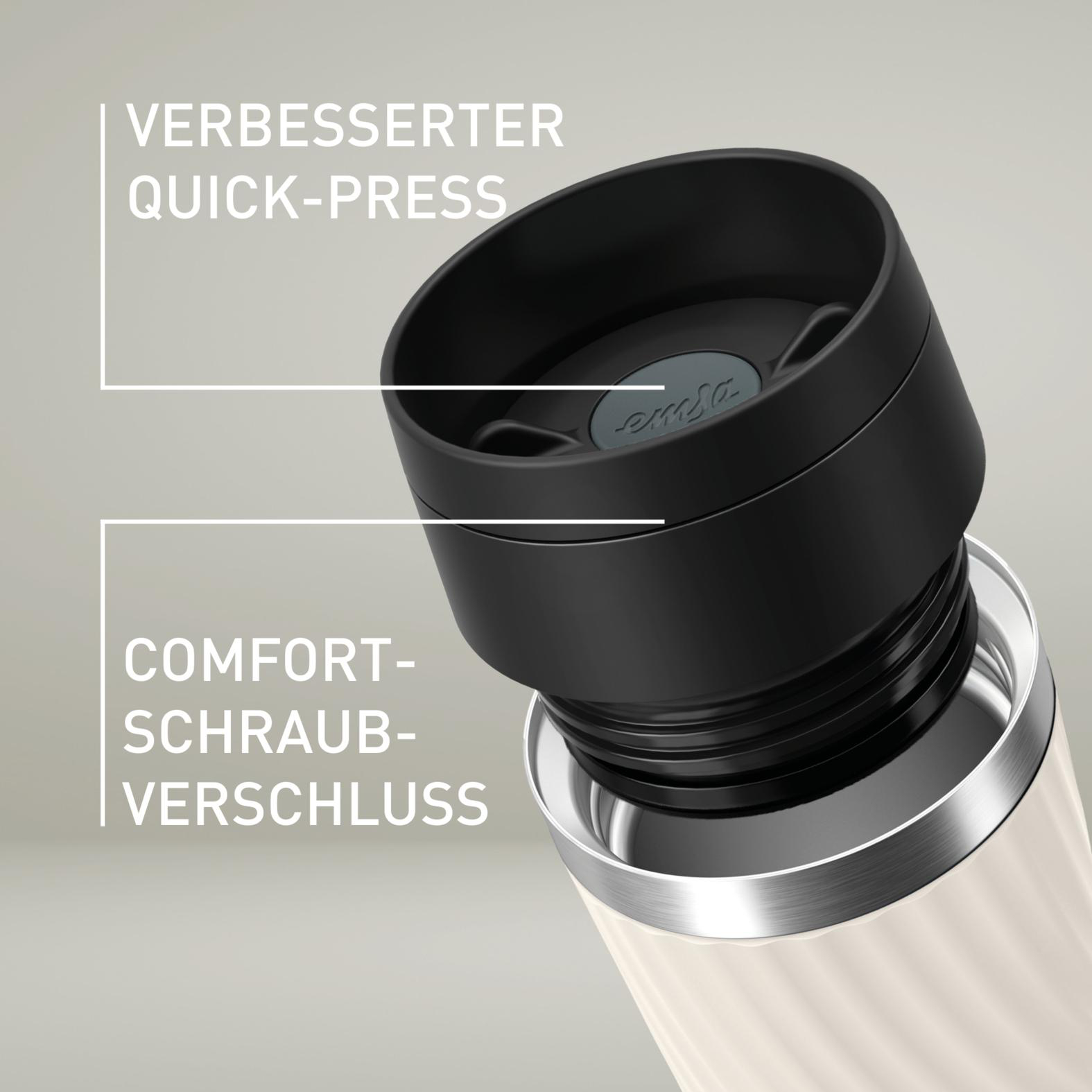 Nahaufnahme eines Reisebechers. Der Deckel ist schwarz, der Boden cremefarben. Text zeigt Quick-Press und Schraubverschluss.