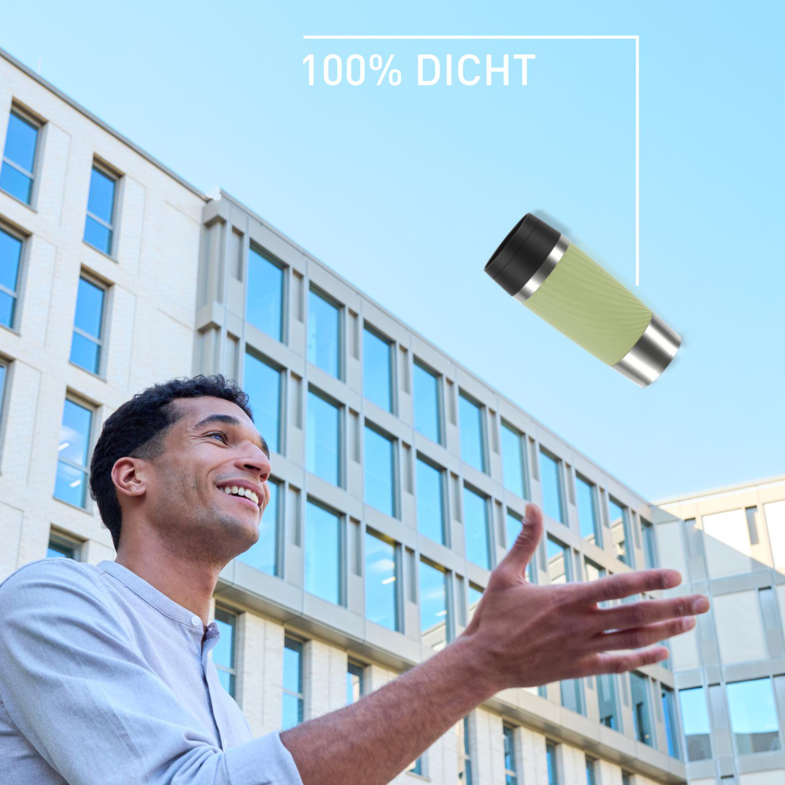 Ein Mann lächelt und greift nach einem schwebenden grünen und silbernen Becher. Ein Gebäude und blauer Himmel sind im Hintergrund.