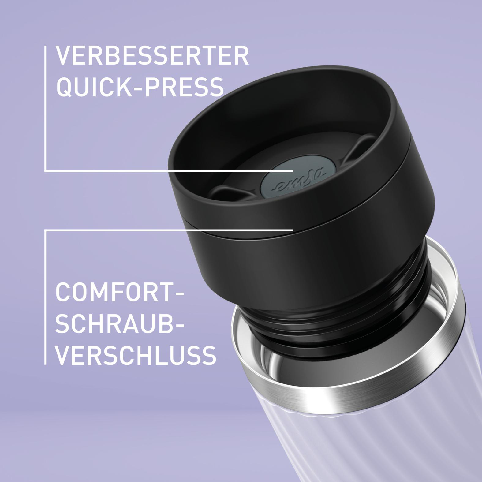 Ein schwarzer Reisebecher mit Text: 'Verbesserter Quick-Press' und 'Comfort-Schraub-Verschluss'. Der Becher hat einen silbernen Boden.