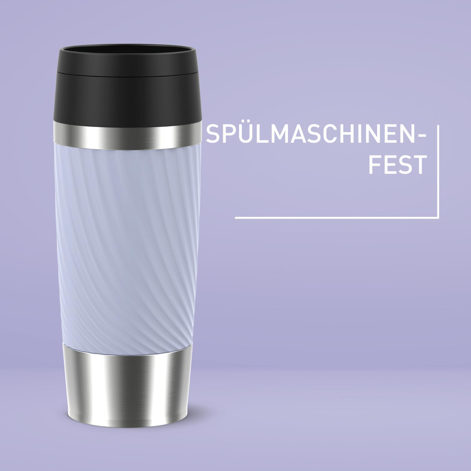 Ein Reisebecher mit schwarzem Deckel und silbernen Akzenten. Der Körper ist hellblau mit einem Wirbeldesign, auf lila Hintergrund.