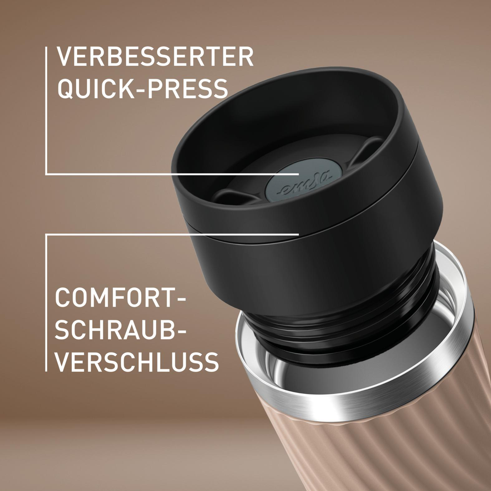 Nahaufnahme einer Reisemug. Es hat einen schwarzen Deckel und einen beigefarbenen Körper. Text: 'Verbesserter Quick-Press'.