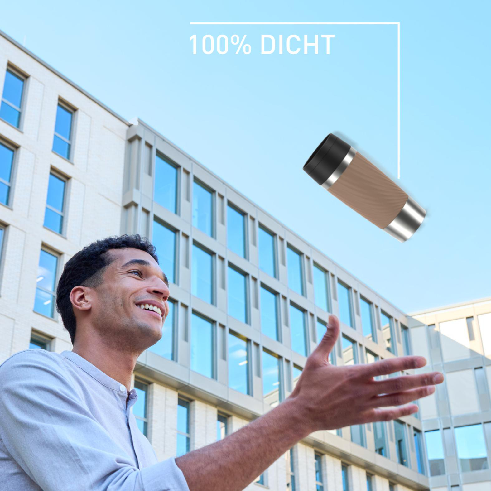 Ein Mann lächelt und greift nach einer schwebenden Reisetasse. Gebäude mit blauen Fenstern im Hintergrund, Text '100% dicht' darüber.