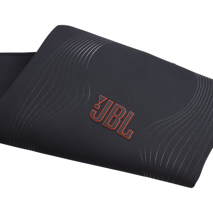 Schwarzes Gewebe mit geschwungenen Linien und einem orangefarbenen JBL-Logo. Der Stoff ist gefaltet.