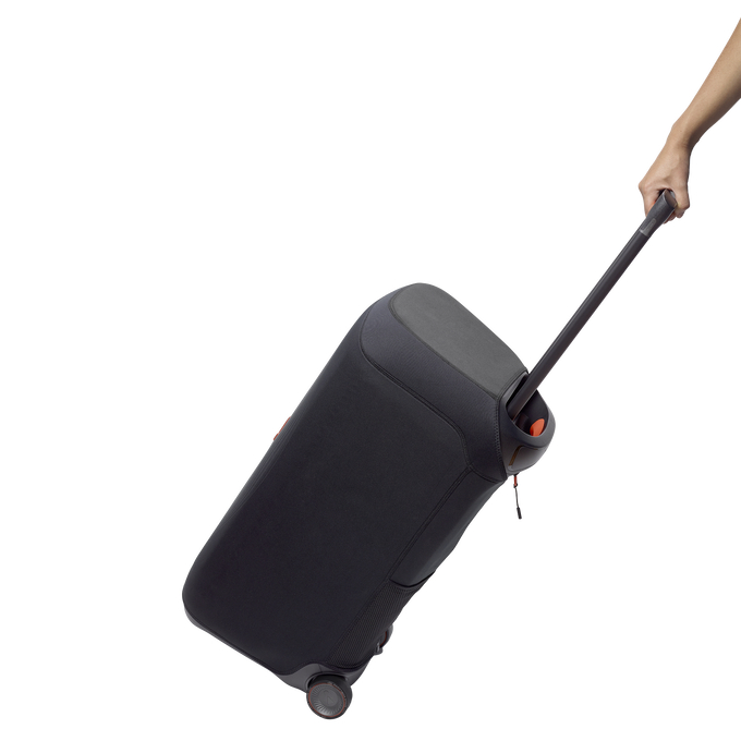 Eine Hand hält einen schwarzen Koffer mit ausziehbarem Griff. Der Koffer hat Räder und einen seitlichen Griff.