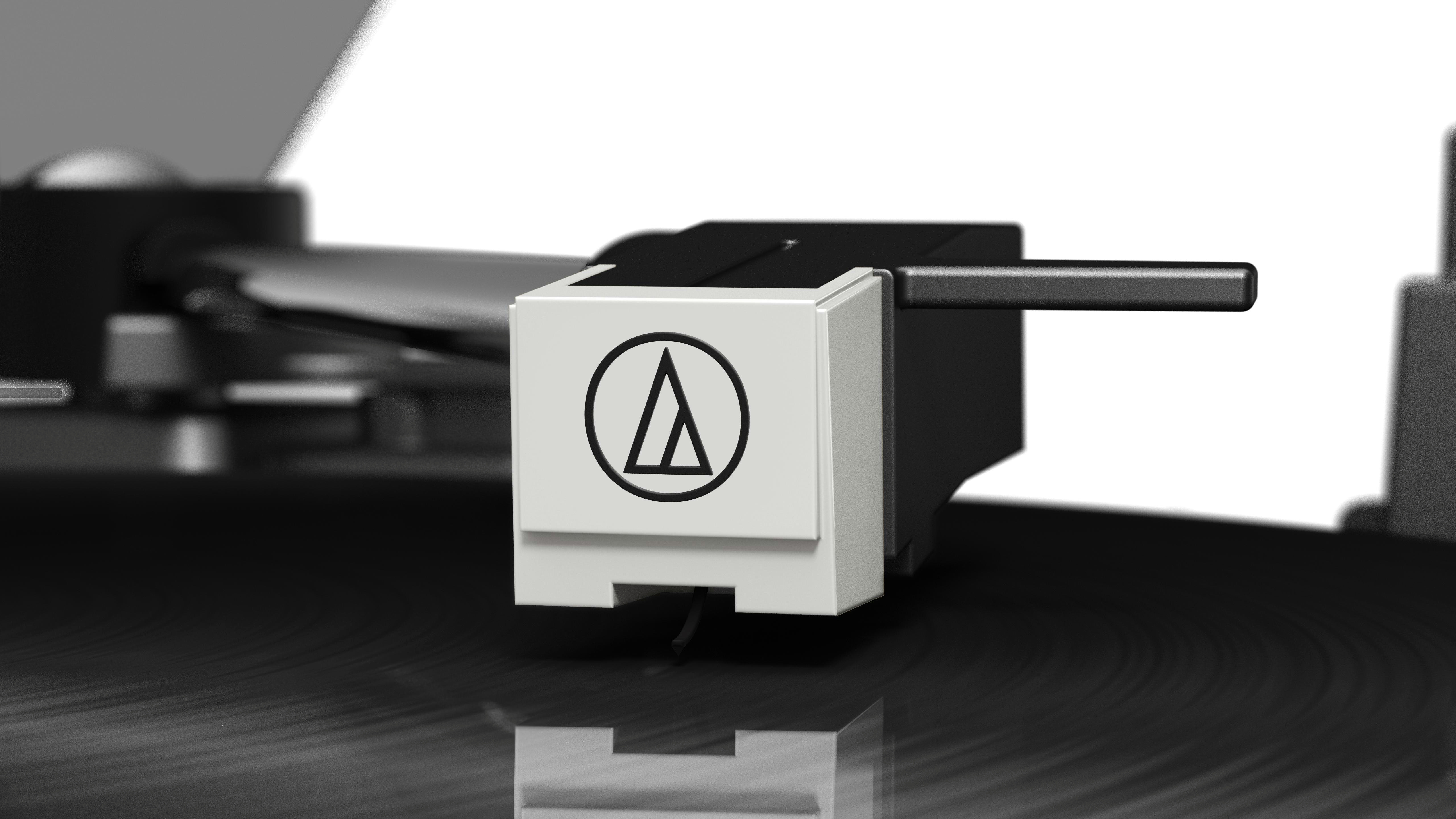 Nahaufnahme eines Plattenspieler-Abtasters mit dem Audio-Technica-Logo. Der Abtaster befindet sich über einer schwarzen Schallplatte.