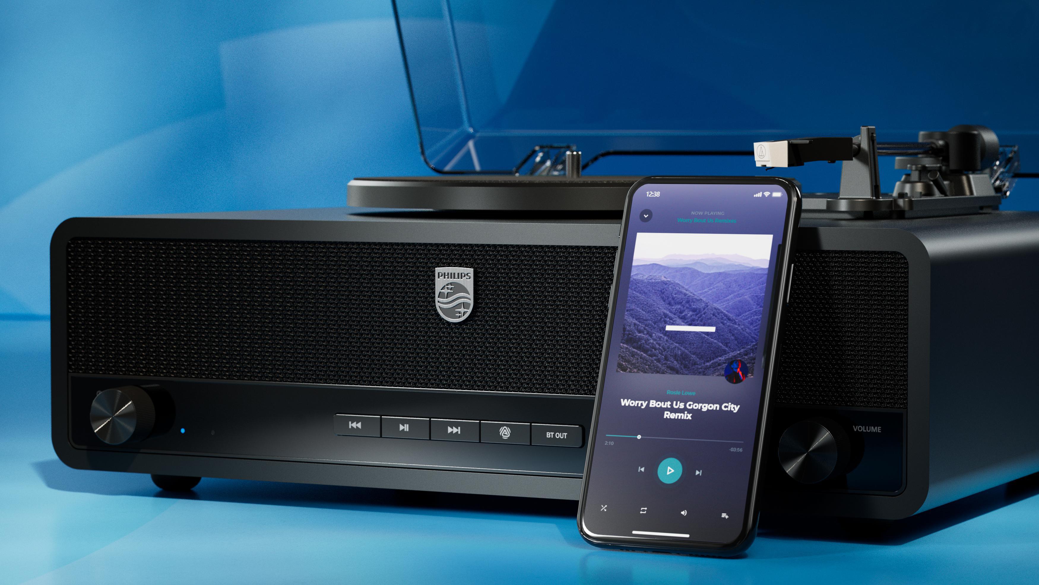 Ein schwarzer Philips-Plattenspieler mit einem Smartphone, das Musik abspielt. Der Hintergrund ist blau.