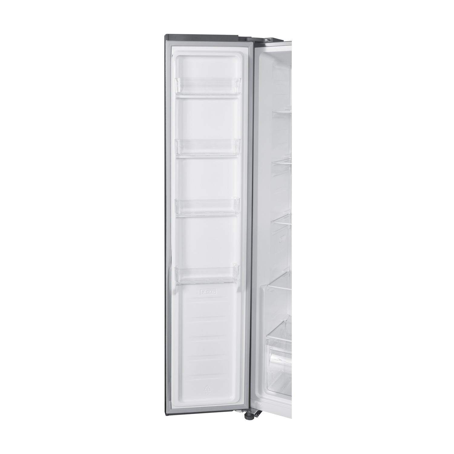 Frigorifero aperto. All'interno ci sono diversi ripiani. La porta è aperta. L'immagine è su sfondo bianco.