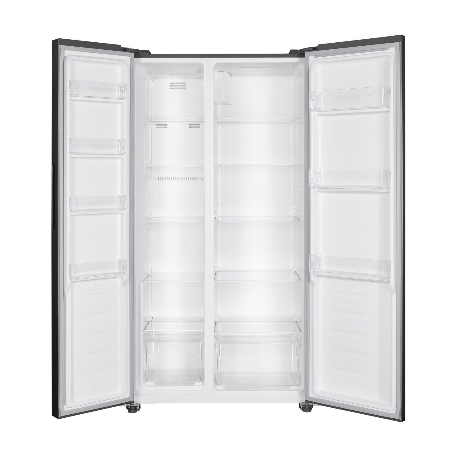Frigorifero nero aperto a due ante. All'interno, ripiani e scomparti trasparenti sono visibili. Le ante sono socchiuse.